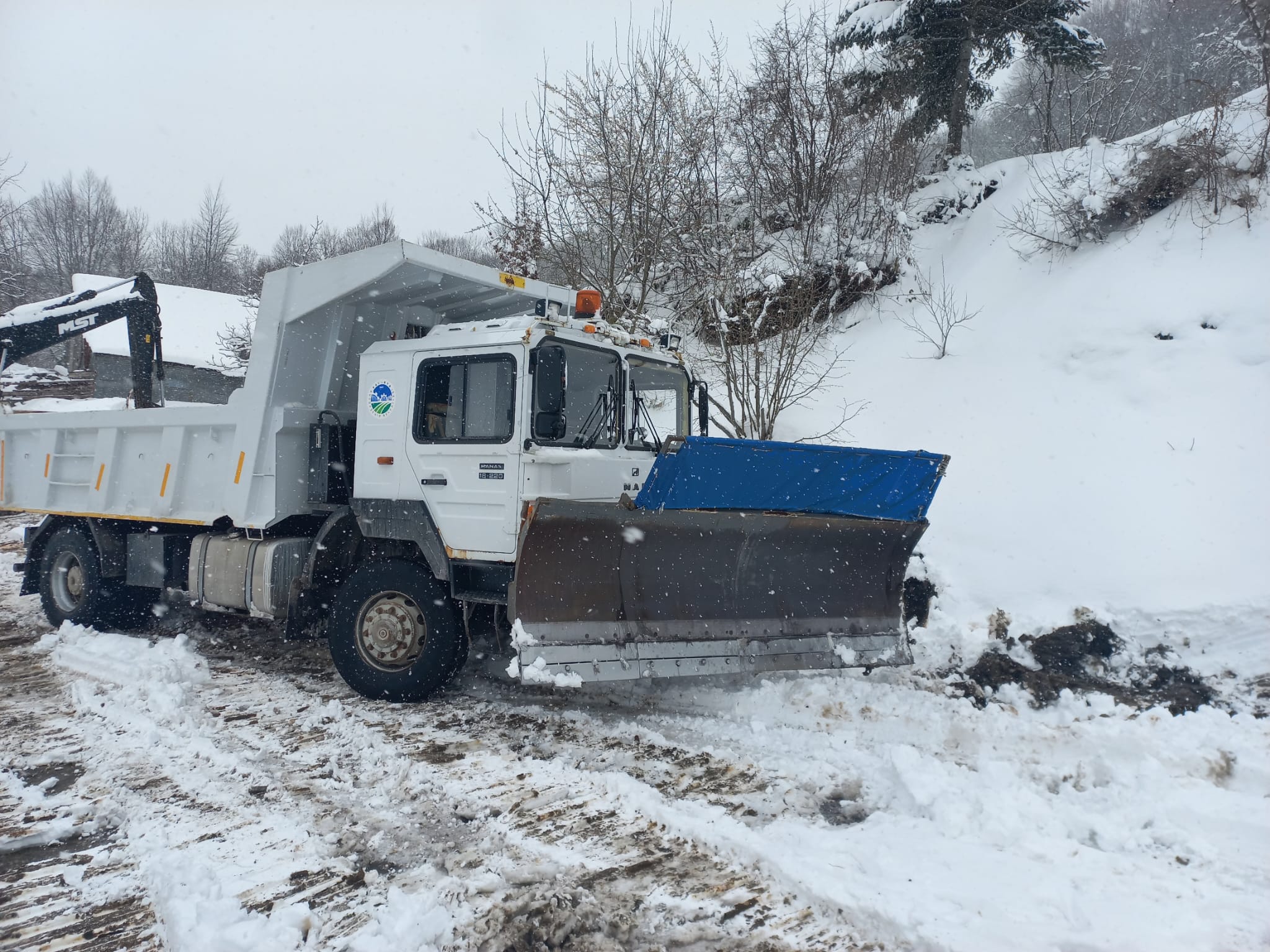 Büyükşehir yoğun kar alan grup yollarını açıyor