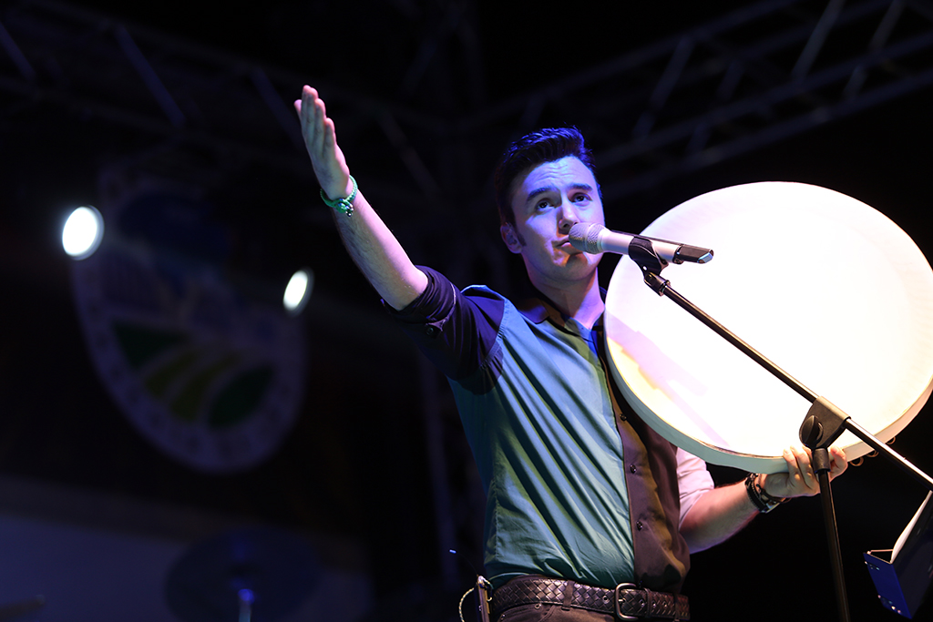 Ceceli Konserde İlahi Söyledi