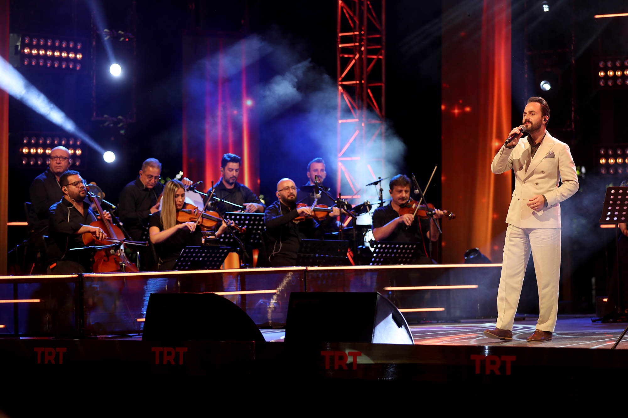 Yazın en büyük festivali şölen tadında başladı: Millet Bahçesi sahne ışıklarıyla aydınlandı