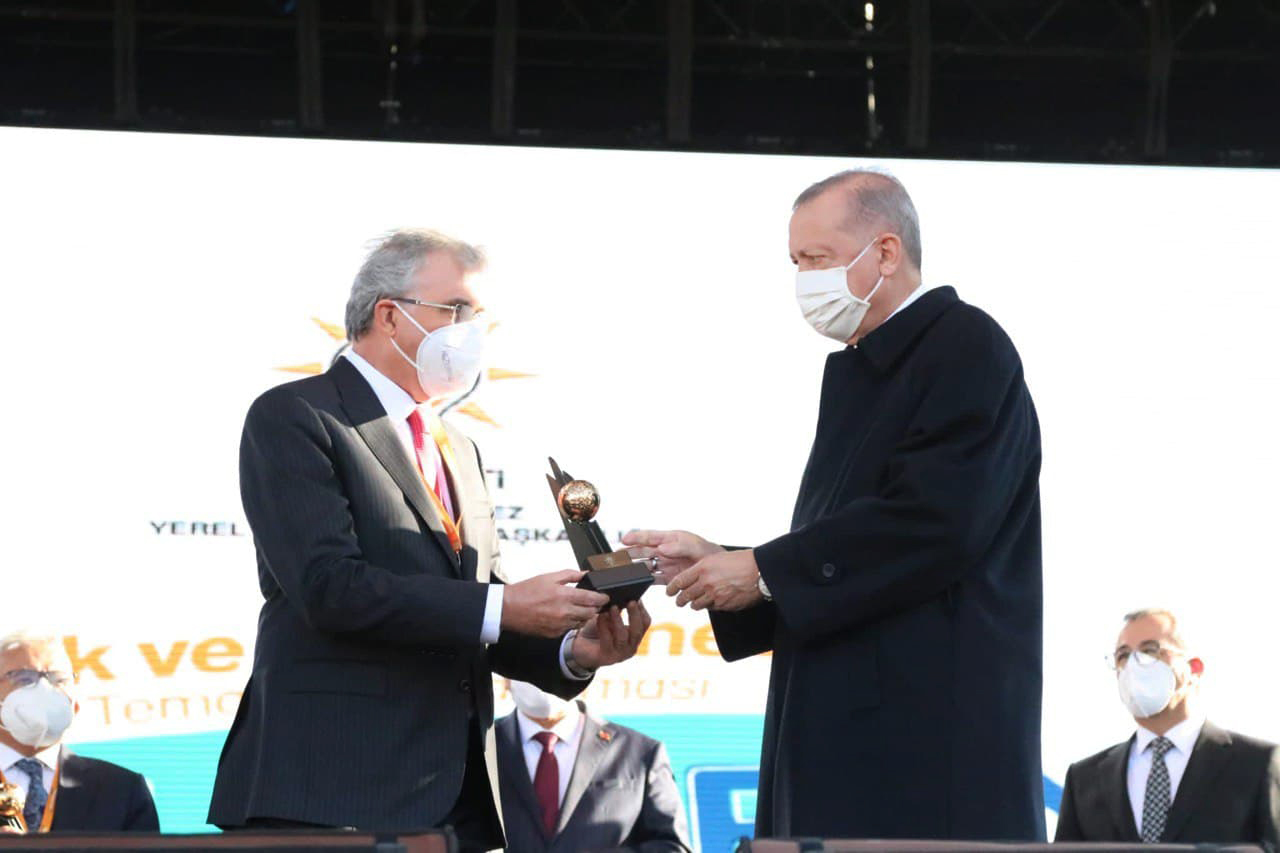 Cumhurbaşkanı Erdoğan, Sakarya’nın gençlik ödülünü Yüce’ye takdim etti