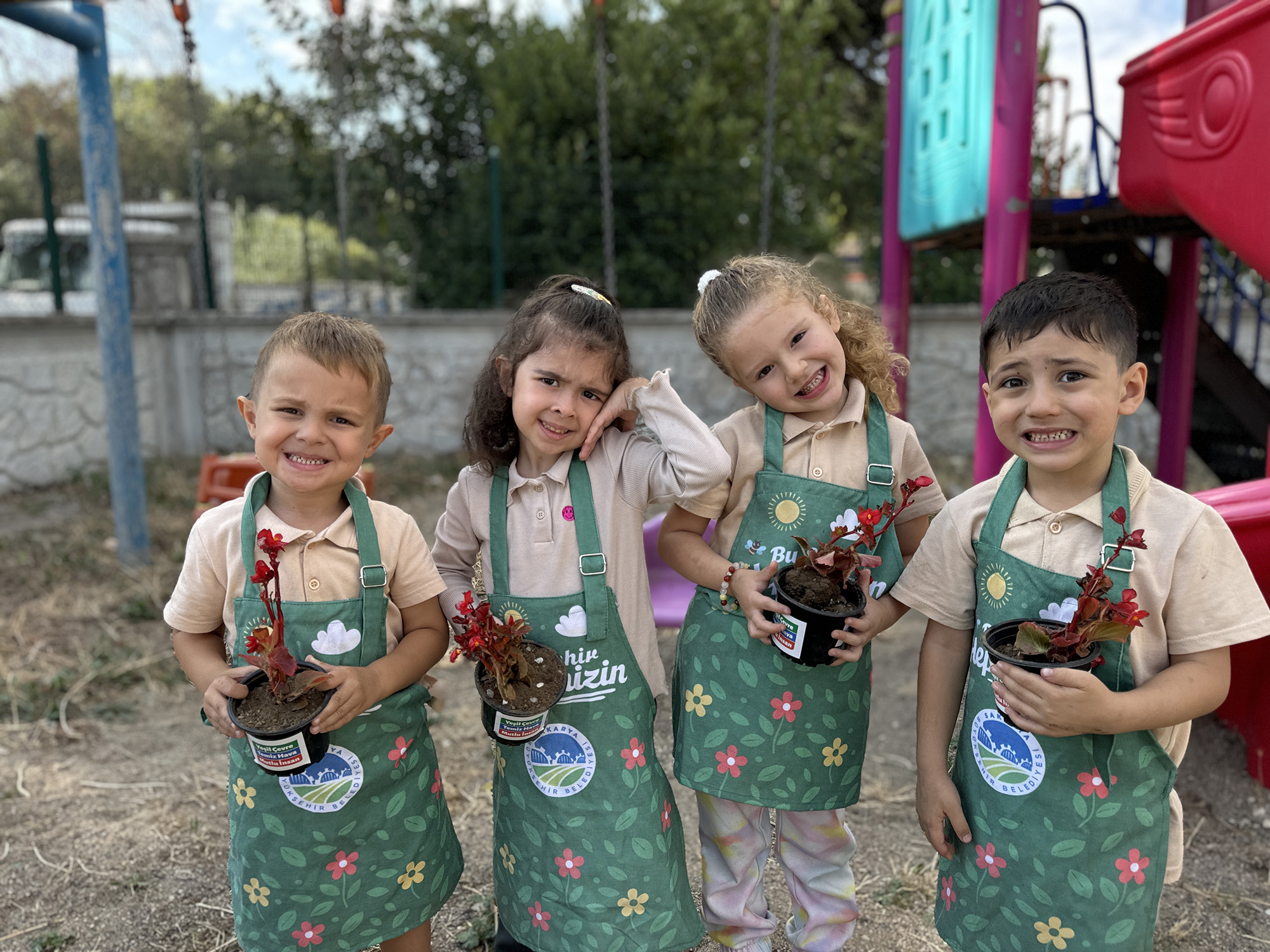 Minik bahçıvanlar çiçeklerle geleceği şekillendiriyor 