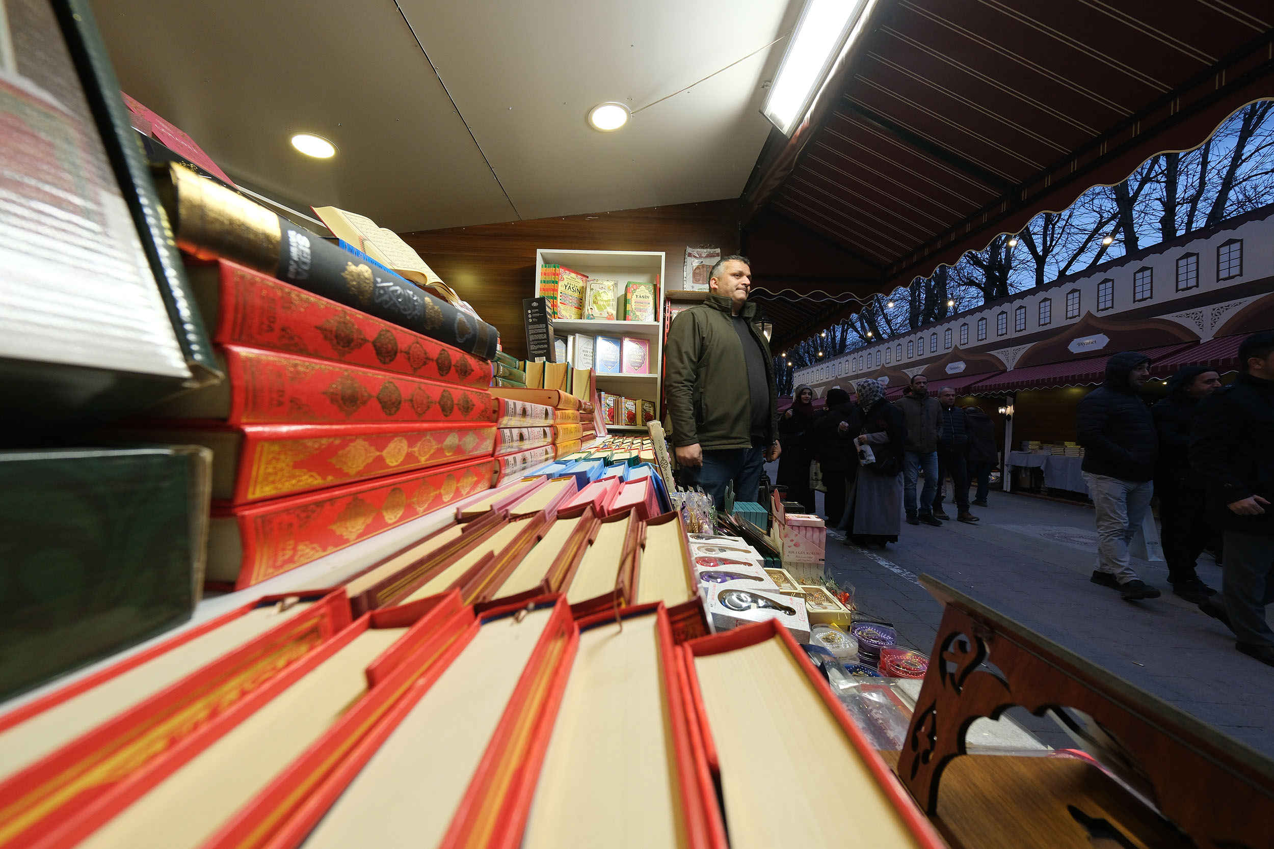 Sakarya’da bir Ramazan klasiği ve Büyükşehir’in geleneği Kitap Sokağı kapılarını açtı