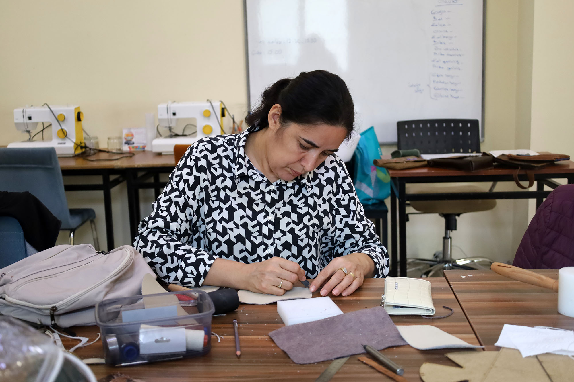 Camili SAMEK’te bir ilk: Deri aksesuarları dersi başladı 