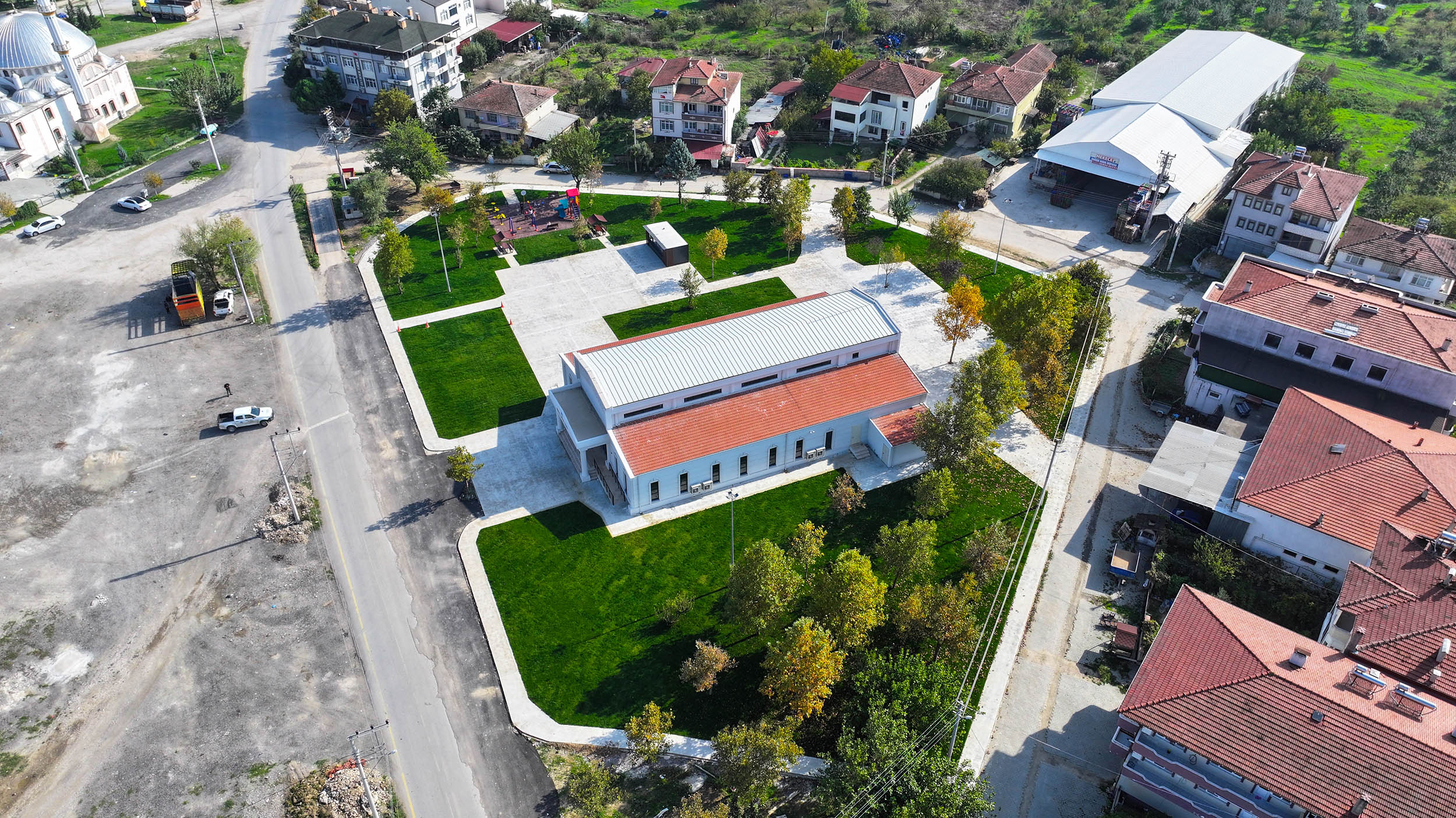 Âtıl arazi binlerce kişinin sosyal yaşamına dokunacak sosyal projeye dönüştü: Mekece Sosyal Tesisleri kapılarını açtı…