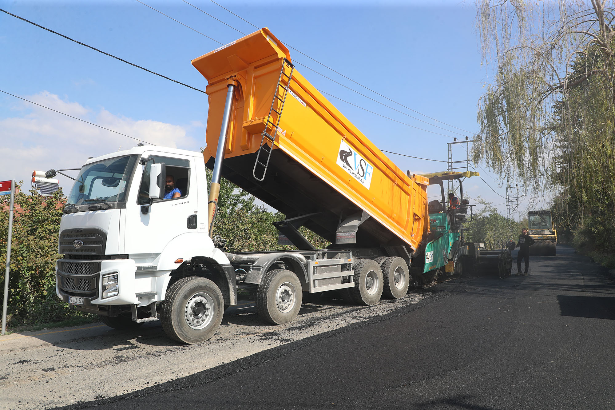 Akyazı’da binlerce kişiyi ilgilendiren asfalt hamlesi: Tablo gibi işlenen yolları sevinçle karşıladılar 