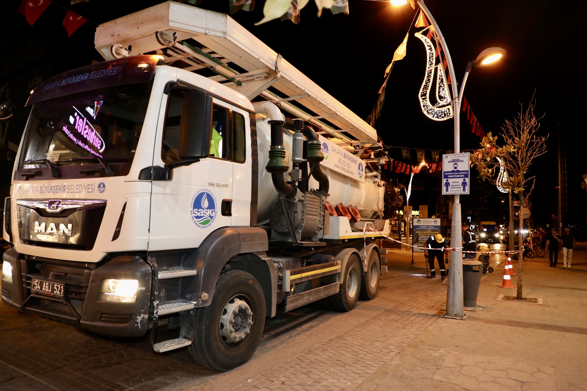 Büyükşehir'den gece mesaisi Çark Caddesi’nde hummalı çalışma