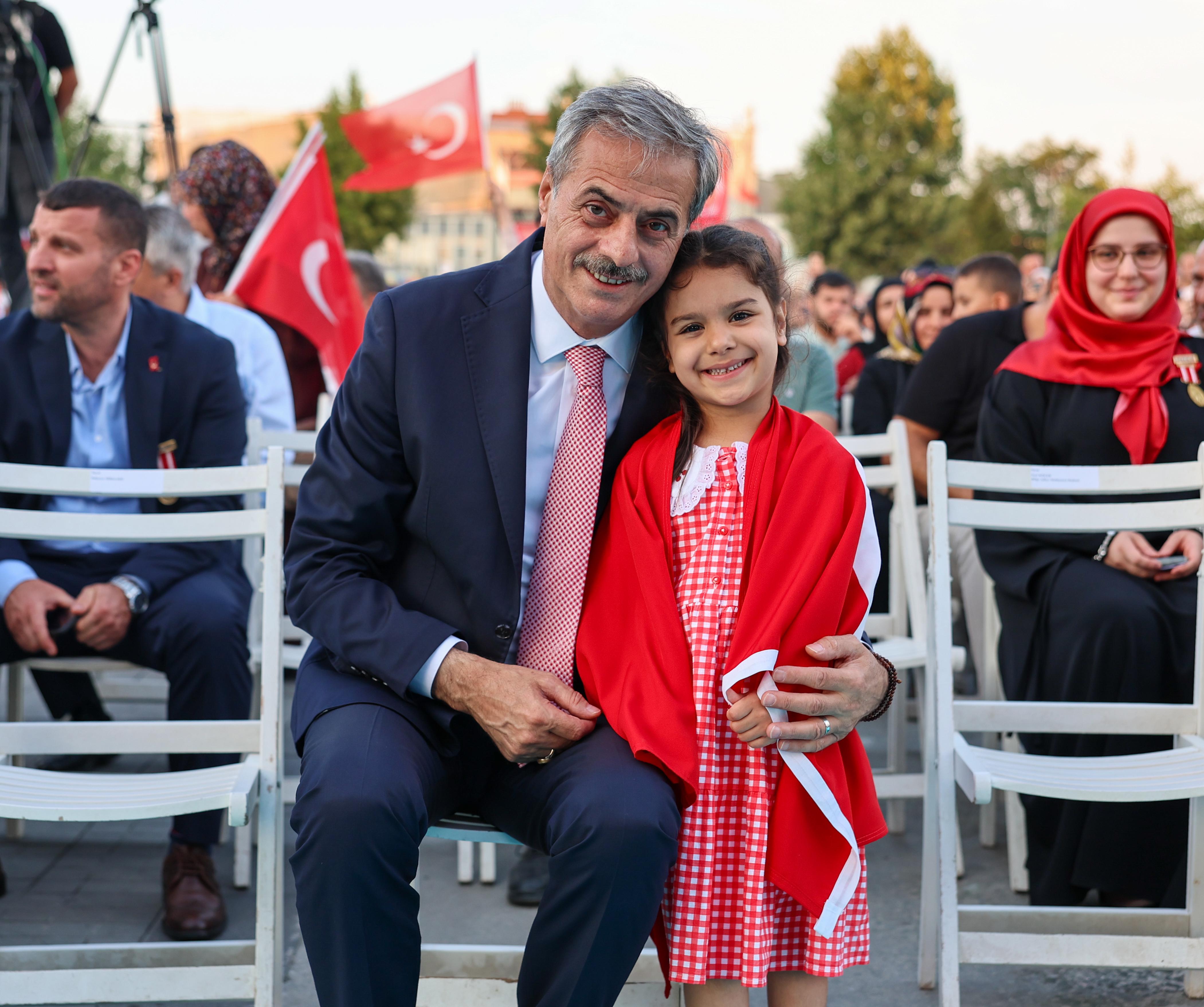 “O gece dünya, inananların vatan uğruna neler yapabileceğini izledi”