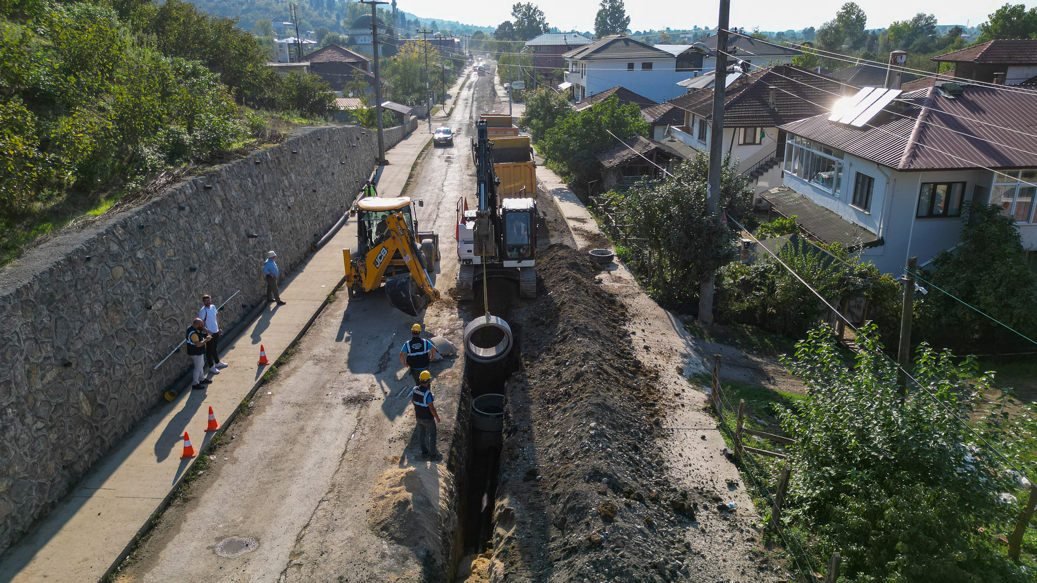 Akyazı’da devam eden 9 bin metrelik altyapı projesinde 6 ekip aynı anda çalışıyor