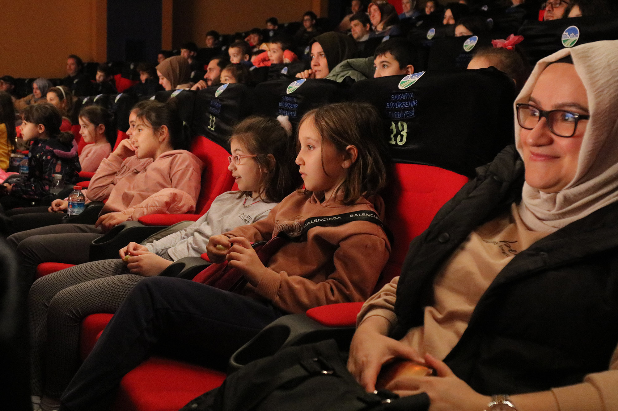 “İki Bavul Dolusu” minikler tarafından ilgiyle izlendi