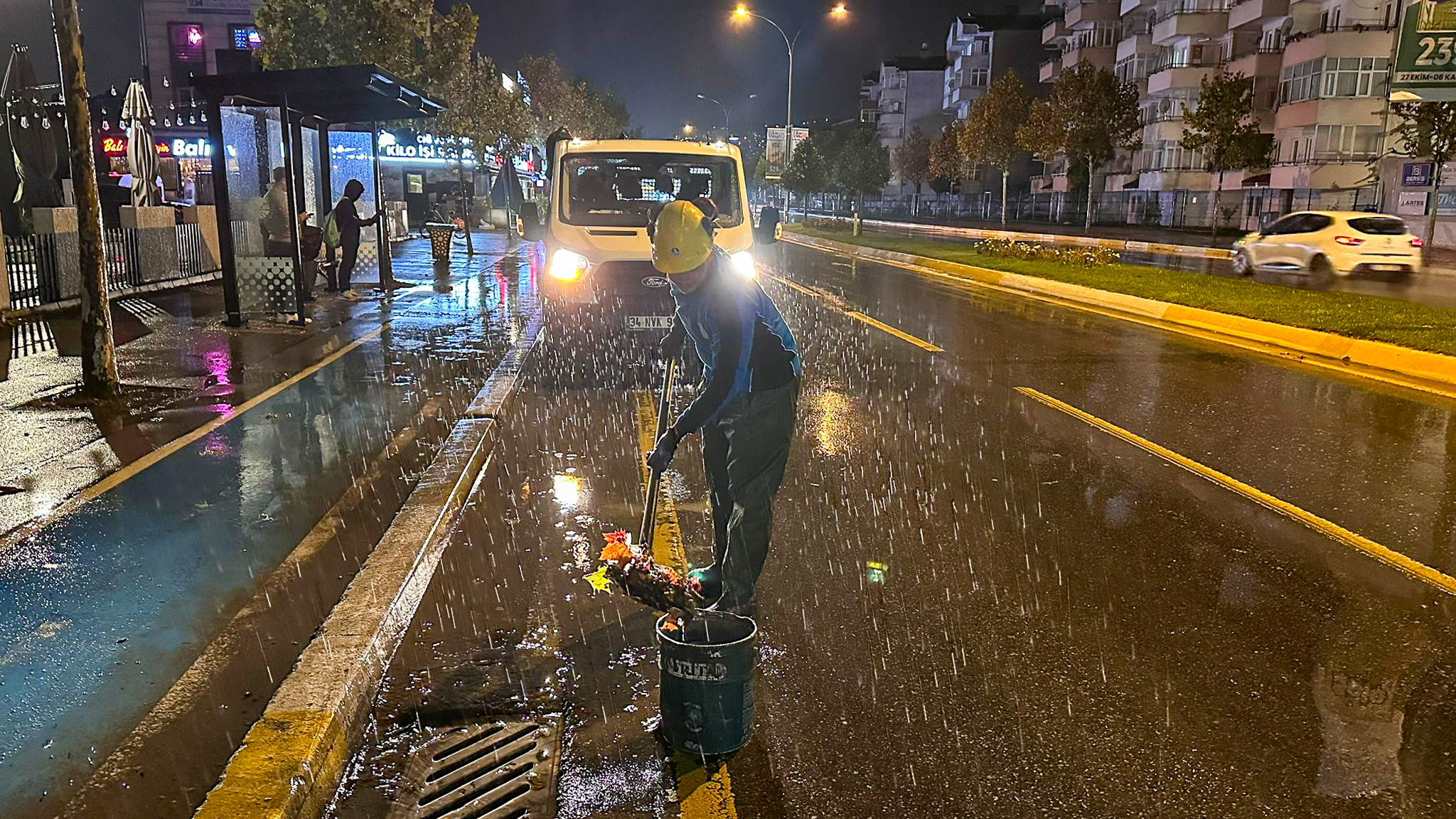 SASKİ, kuvvetli yağışa karşı tüm imkanları ile sabaha kadar sahadaydı