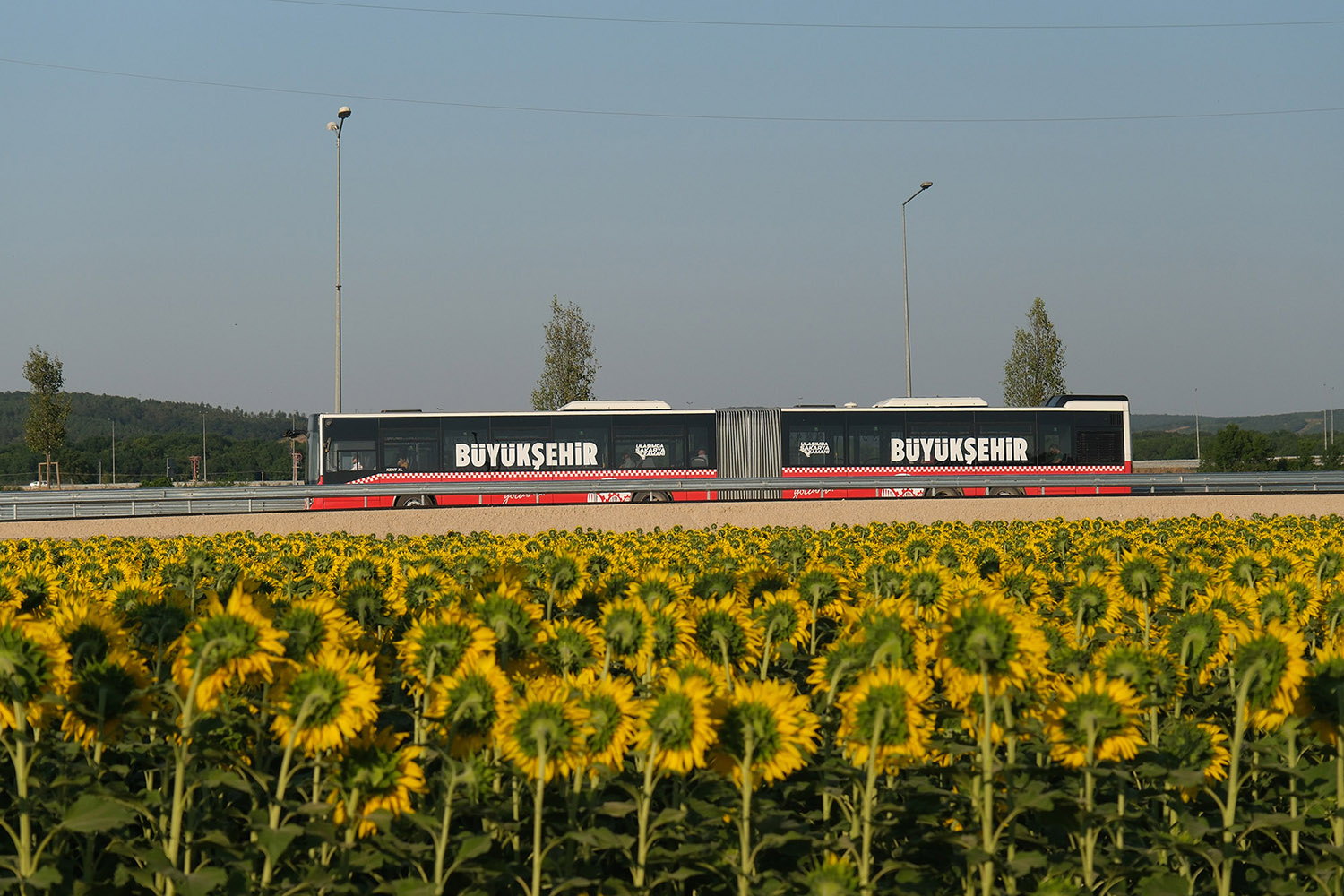 “Metrobüs hattı popülist bir anlayışla değil, enine boyuna çalışılmış bir yatırımdır”