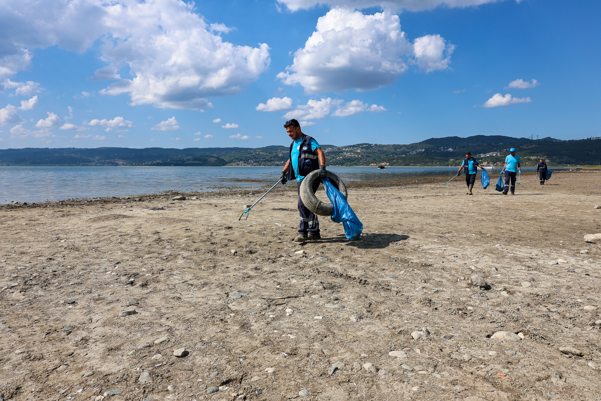 Sapanca Gölü çevresinden 2 ton çöp toplandı