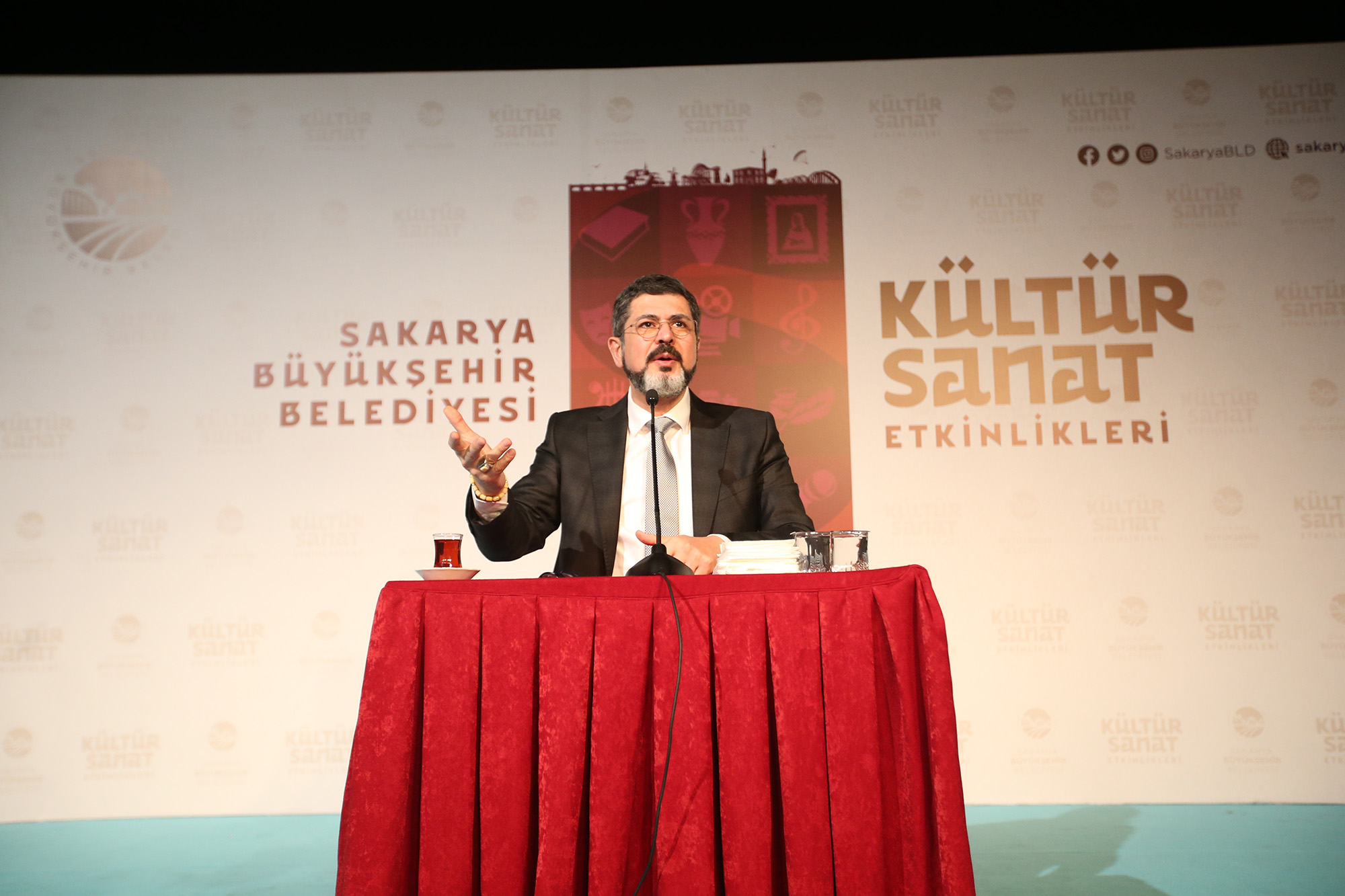 Büyükşehir Belediyesi düzenlediği konferansla Hz. Mevlana’yı andı