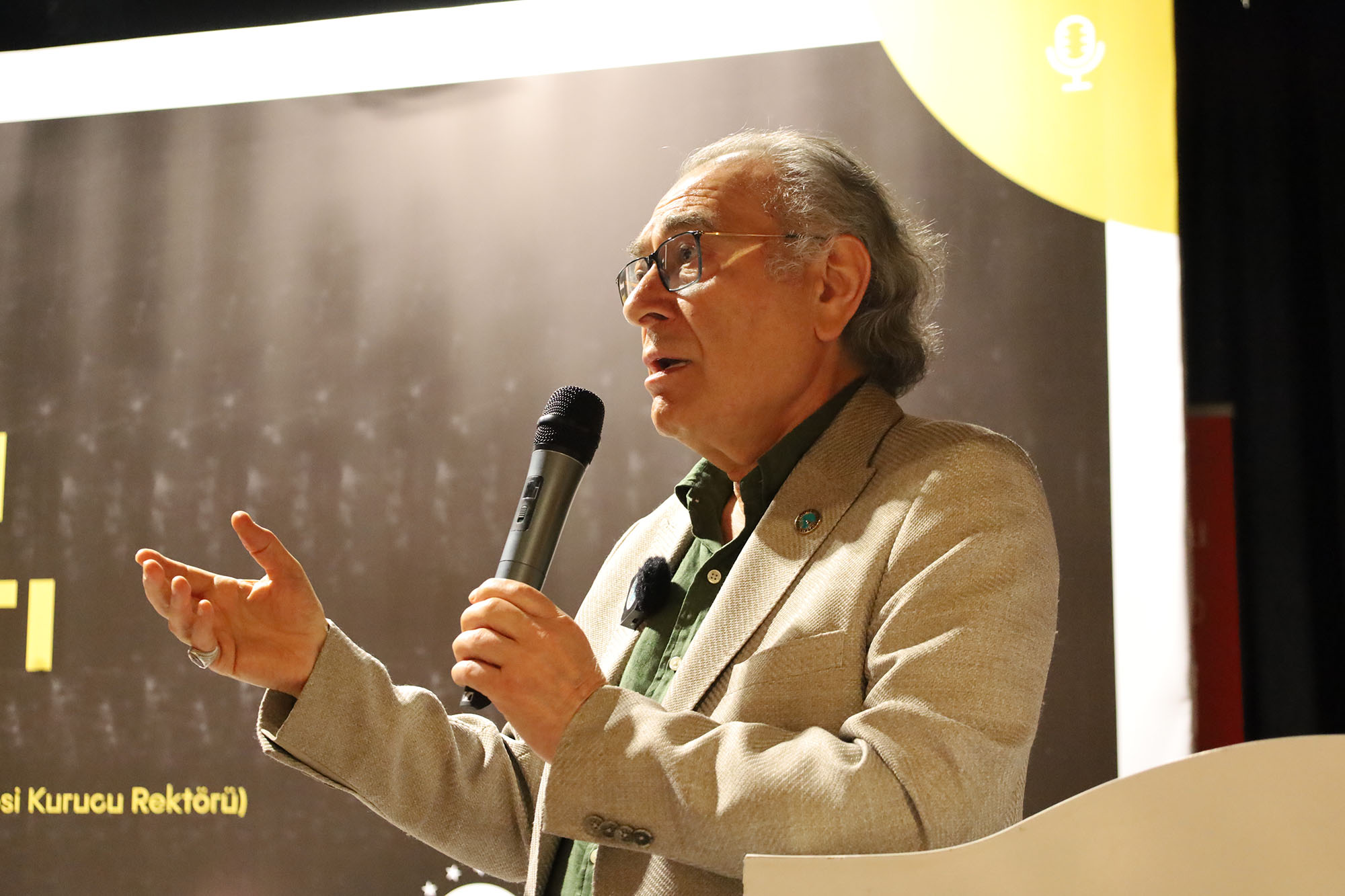 AKM’de dolu salonda konuşan Prof. Dr. Tarhan: “Empati ve anlayış büyük önem taşıyor”