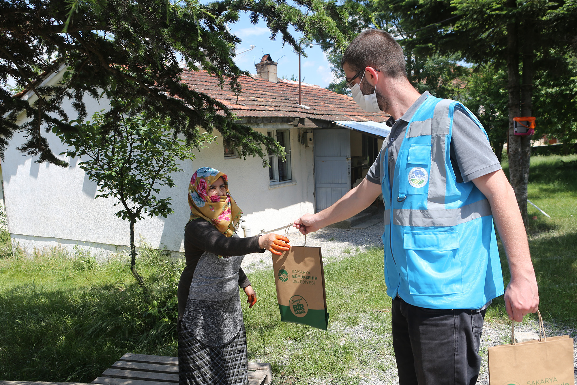 Ferizli’de hanelere maskeler ulaşmaya başladı