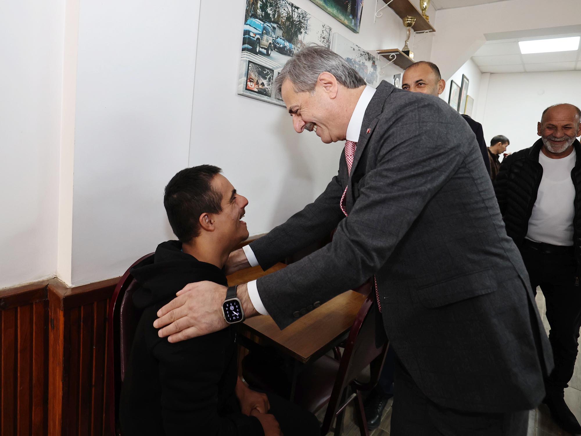 Yusuf Alemdar Karapürçek'te vatandaşla hasret giderdi: “Birlik, beraberlik ve kardeşlikle her mahalleye dokunacağız”