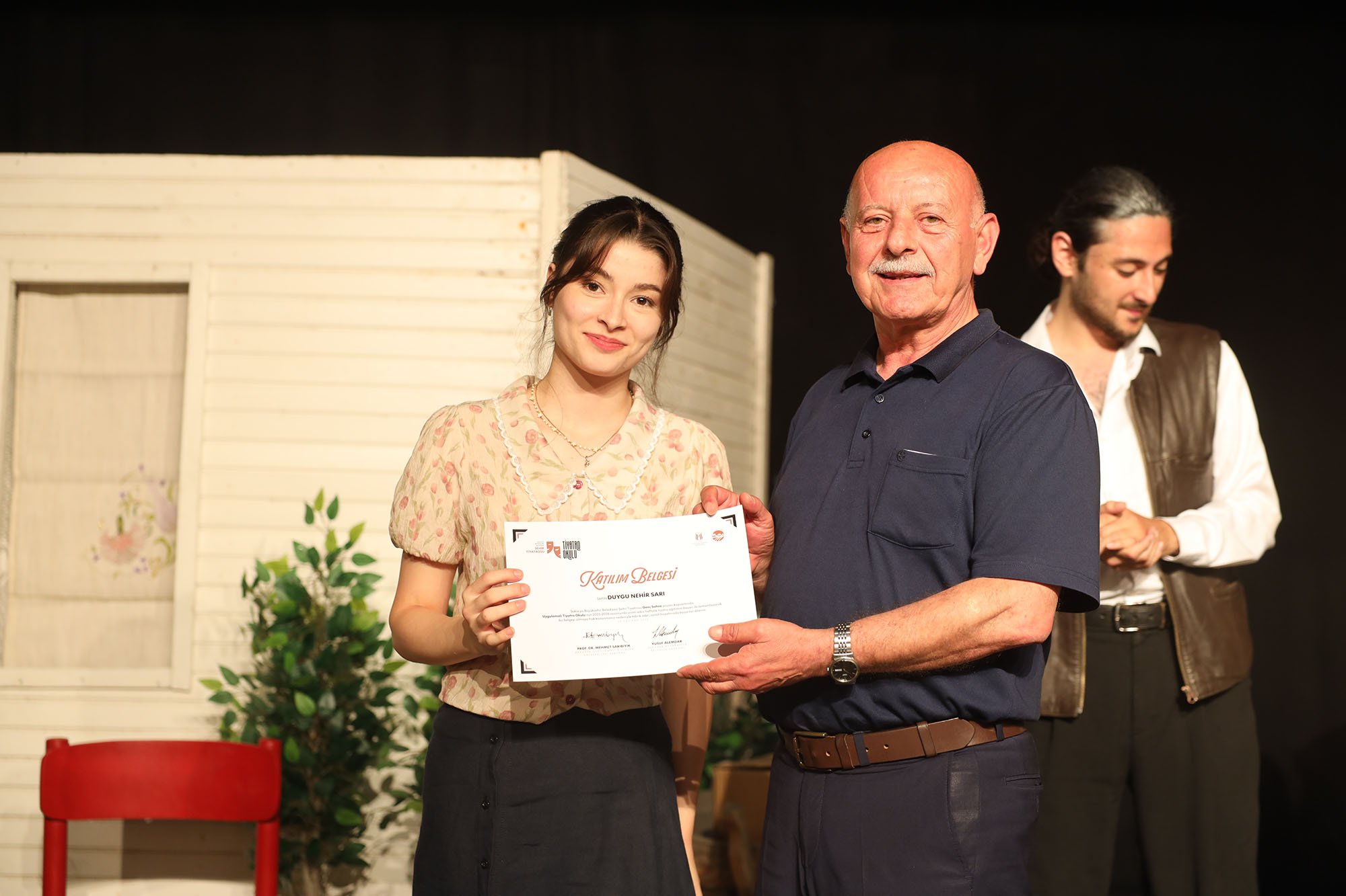 Genç Sahne’den alkış alan final: 6 aylık emek “Kapılar” ile sahneye taşındı