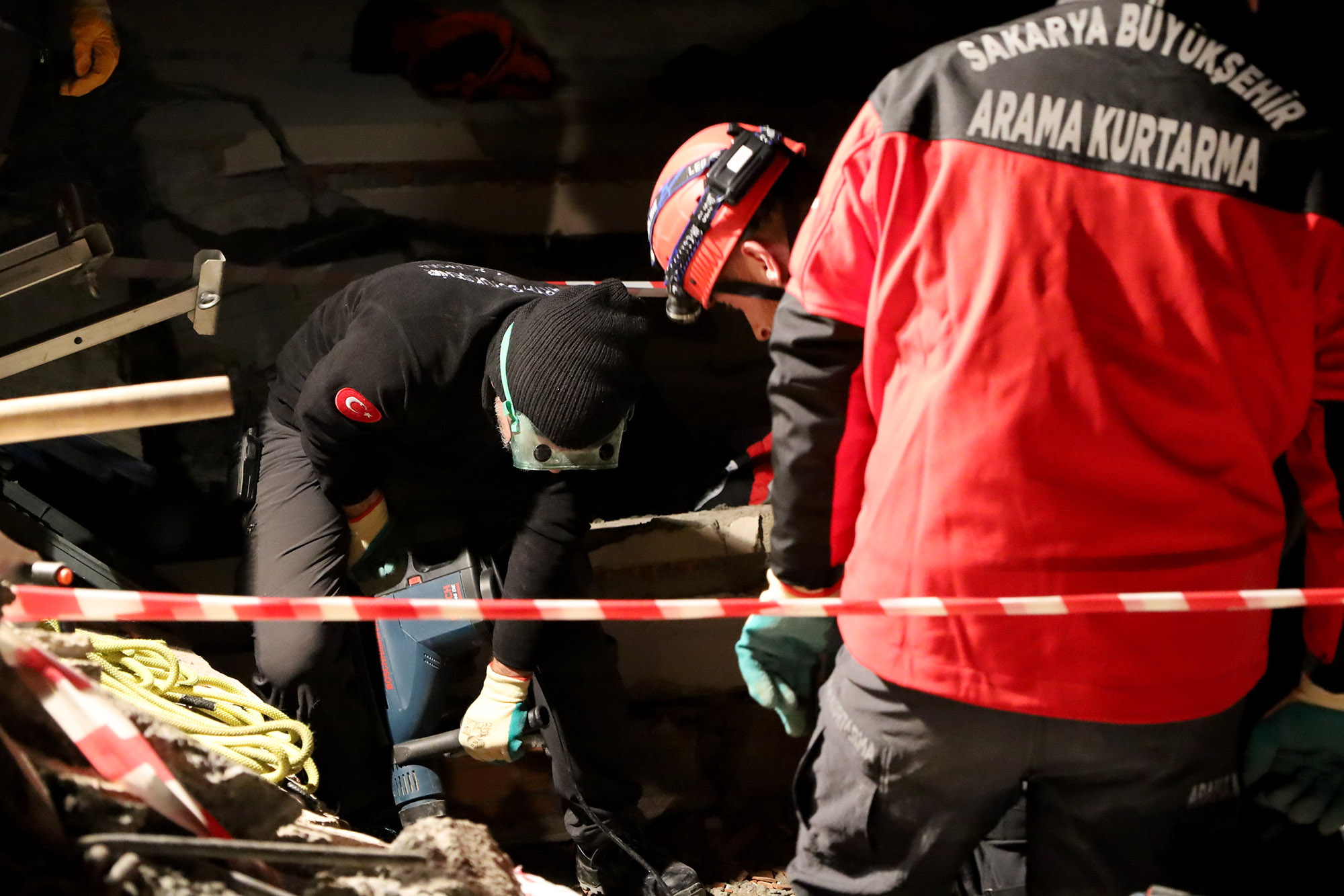 Büyükşehir arama kurtarma ekibi şehrin kalbindeki o enkaza girdi: Aksiyonun tırmandığı gece