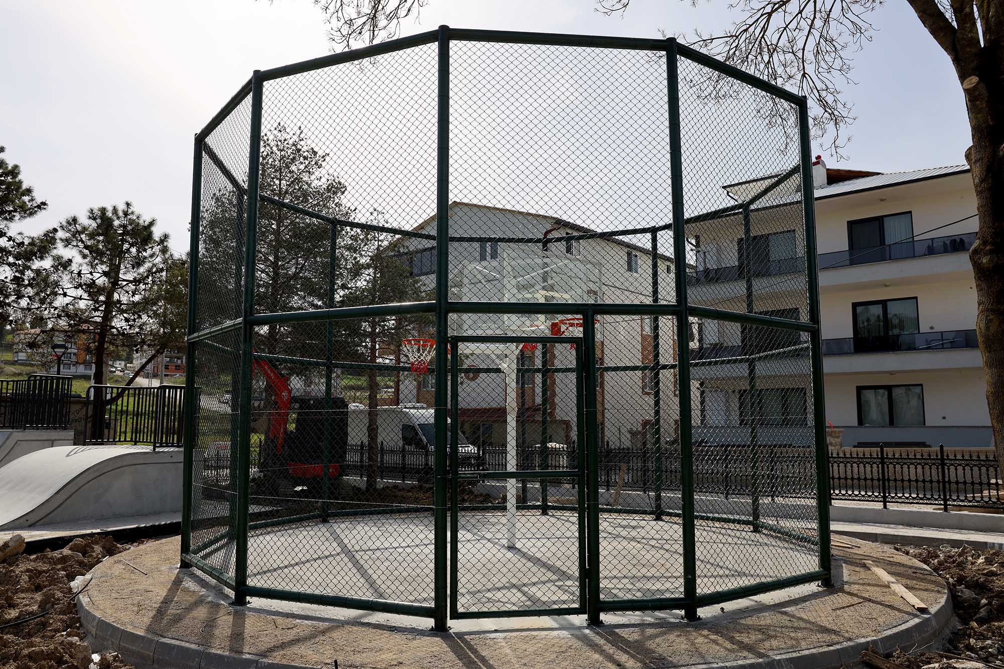 Kaynarca yeni buluşma noktasına kavuşuyor: Satranç alanı, ayak tenisi, tırmanma alanı, kaykay pisti…