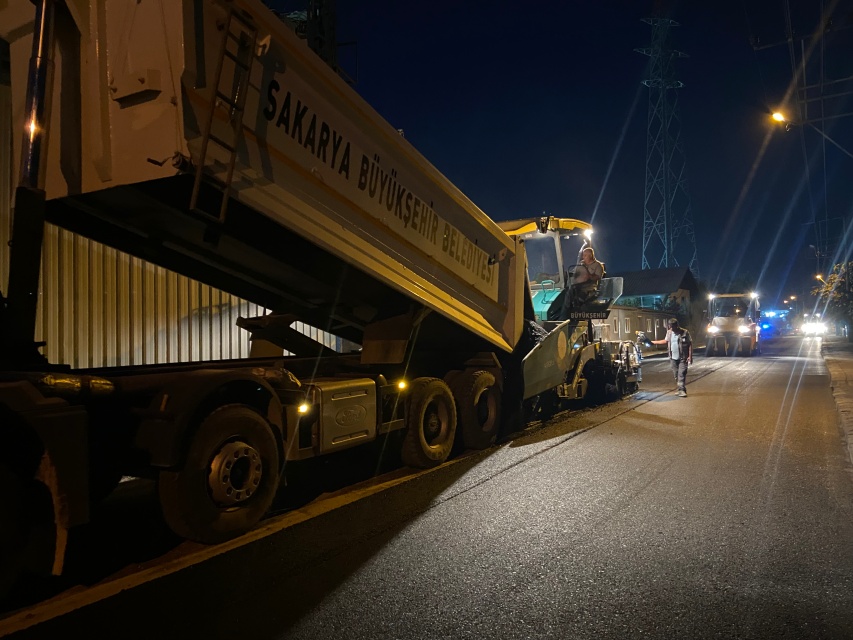 Büyükşehir’den Arifiye’de gece mesaisi