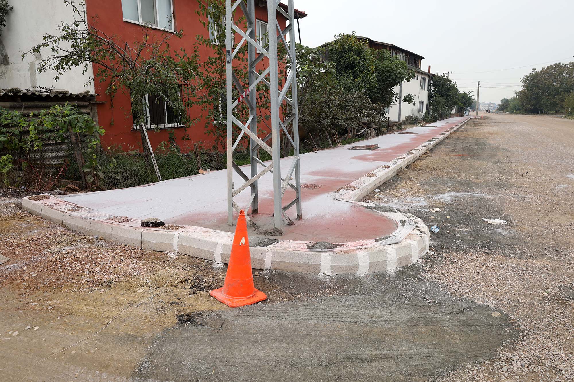 Hanlı-OSB duble yolunda önce kaldırım ve bisiklet yolu, ardından asfalta geçilecek