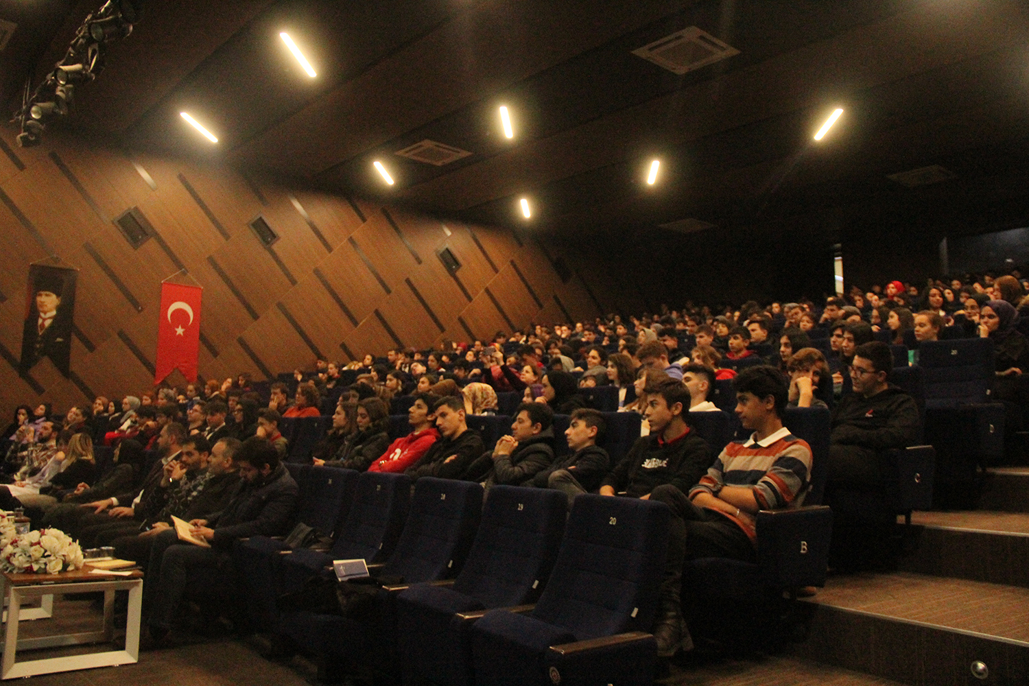 “Yüreğinde vatan sevgisi olan ulvi bir şairdir”