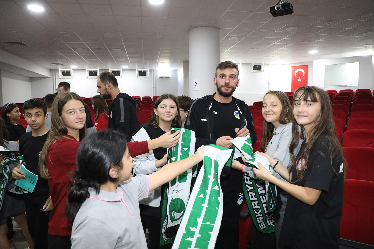 Büyükşehir hentbol takımına coşkulu karşılama