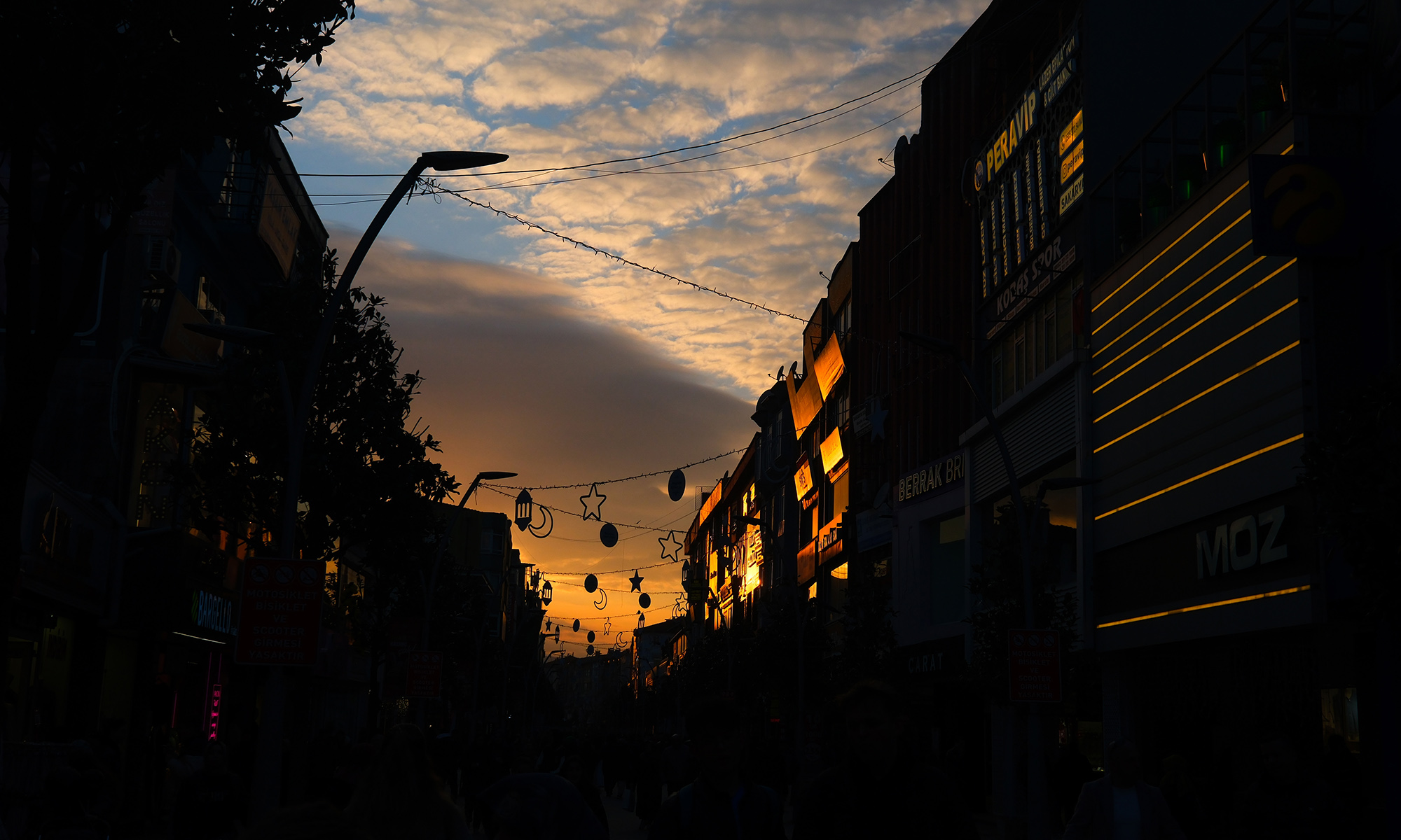 Çark Caddesi Ramazan kıyafetini giydi: Yıldız, ay ve hilal ile görsel şölen…