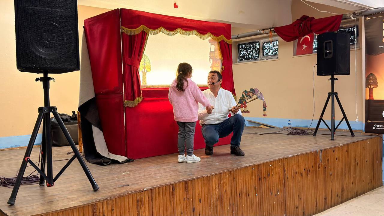 Minik öğrenciler “Bir Hikaye Bin Neşe” programıyla doyasıya eğlendi