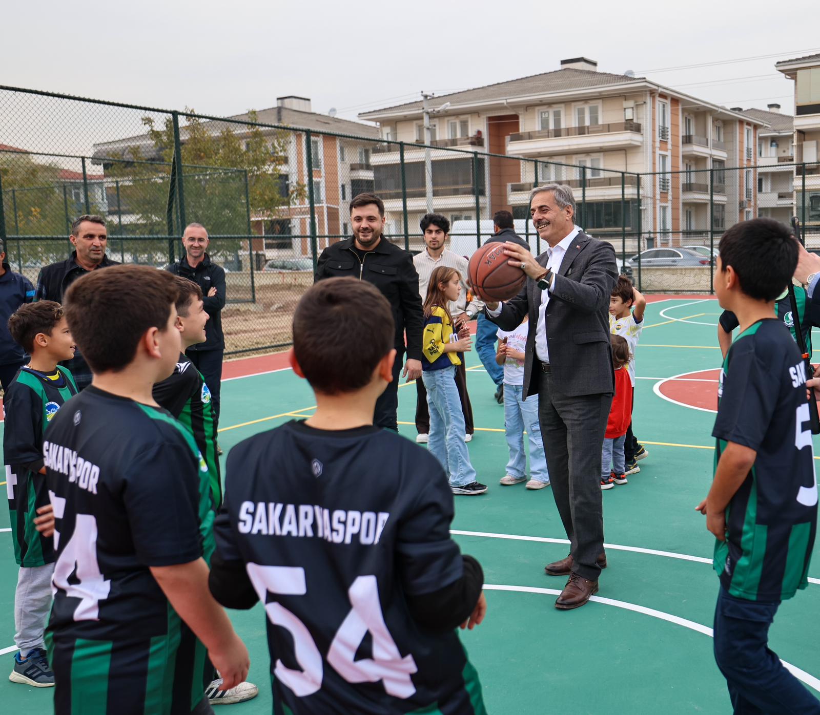 “Gençlerimizin sporla büyüyeceği 10 futbol, basketbol, voleybol sahası hazır”