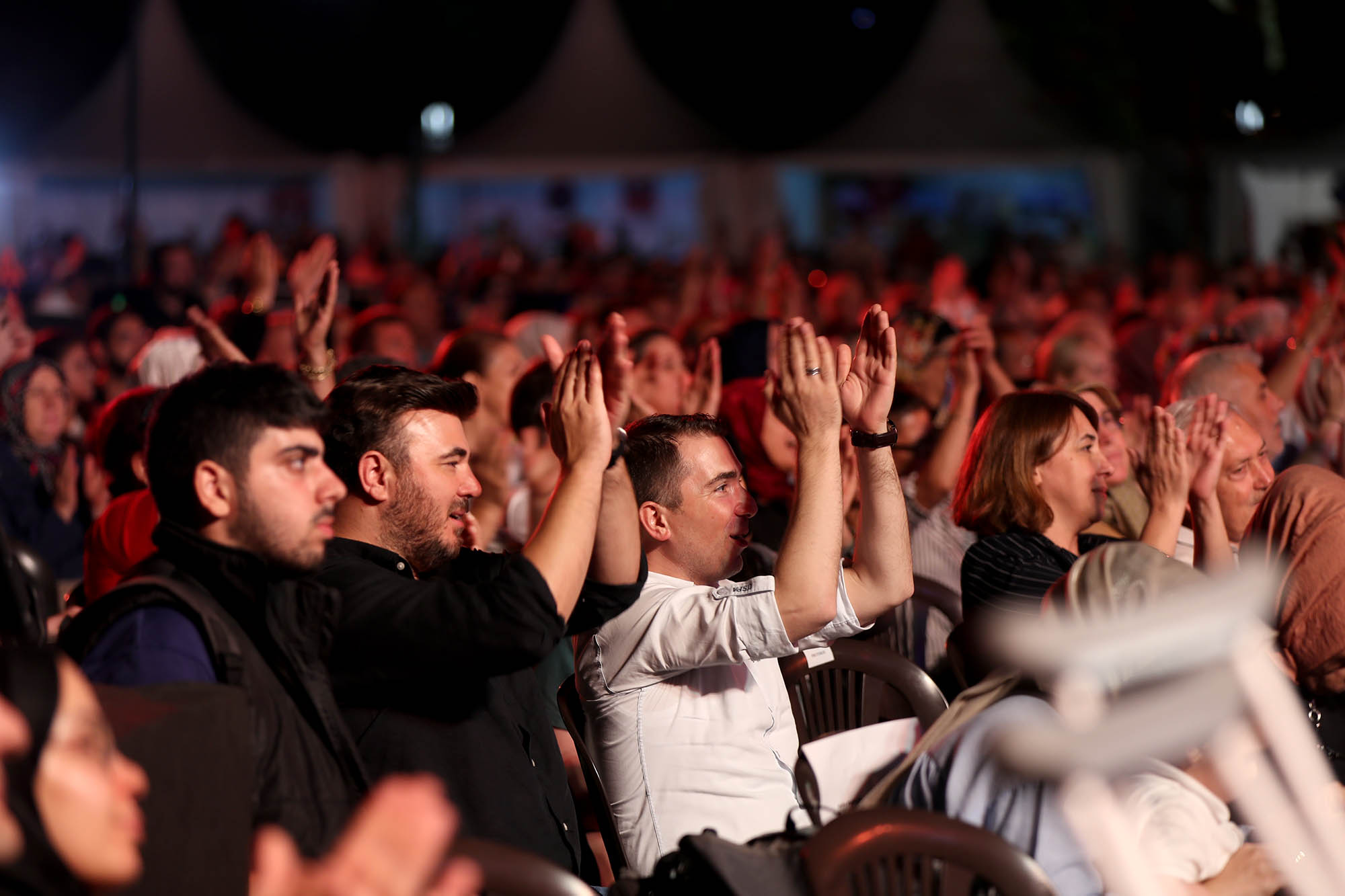 Yazın en büyük festivali şölen tadında başladı: Millet Bahçesi sahne ışıklarıyla aydınlandı