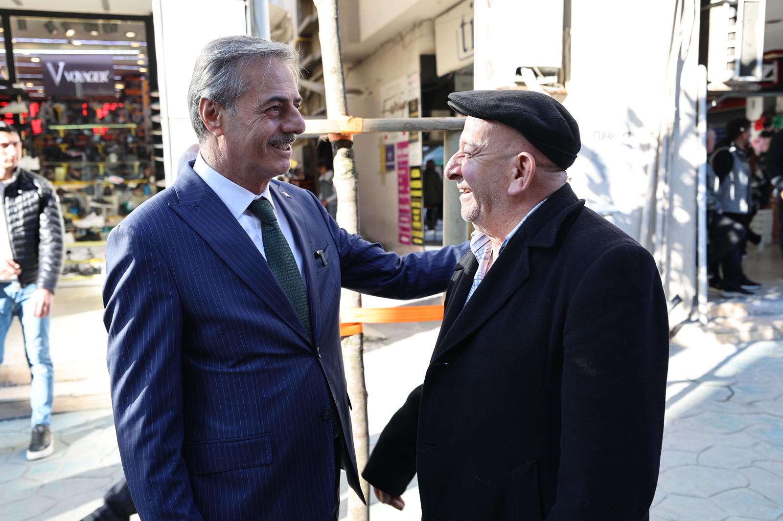 “Vatandaşlarla kucaklaştı, talepleri dinledi, Ramazan ayını tebrik etti”