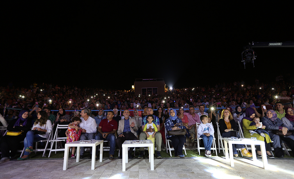 Ceceli Konserde İlahi Söyledi