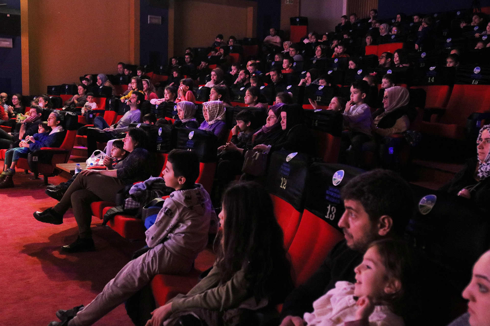 “İki Bavul Dolusu” minikler tarafından ilgiyle izlendi