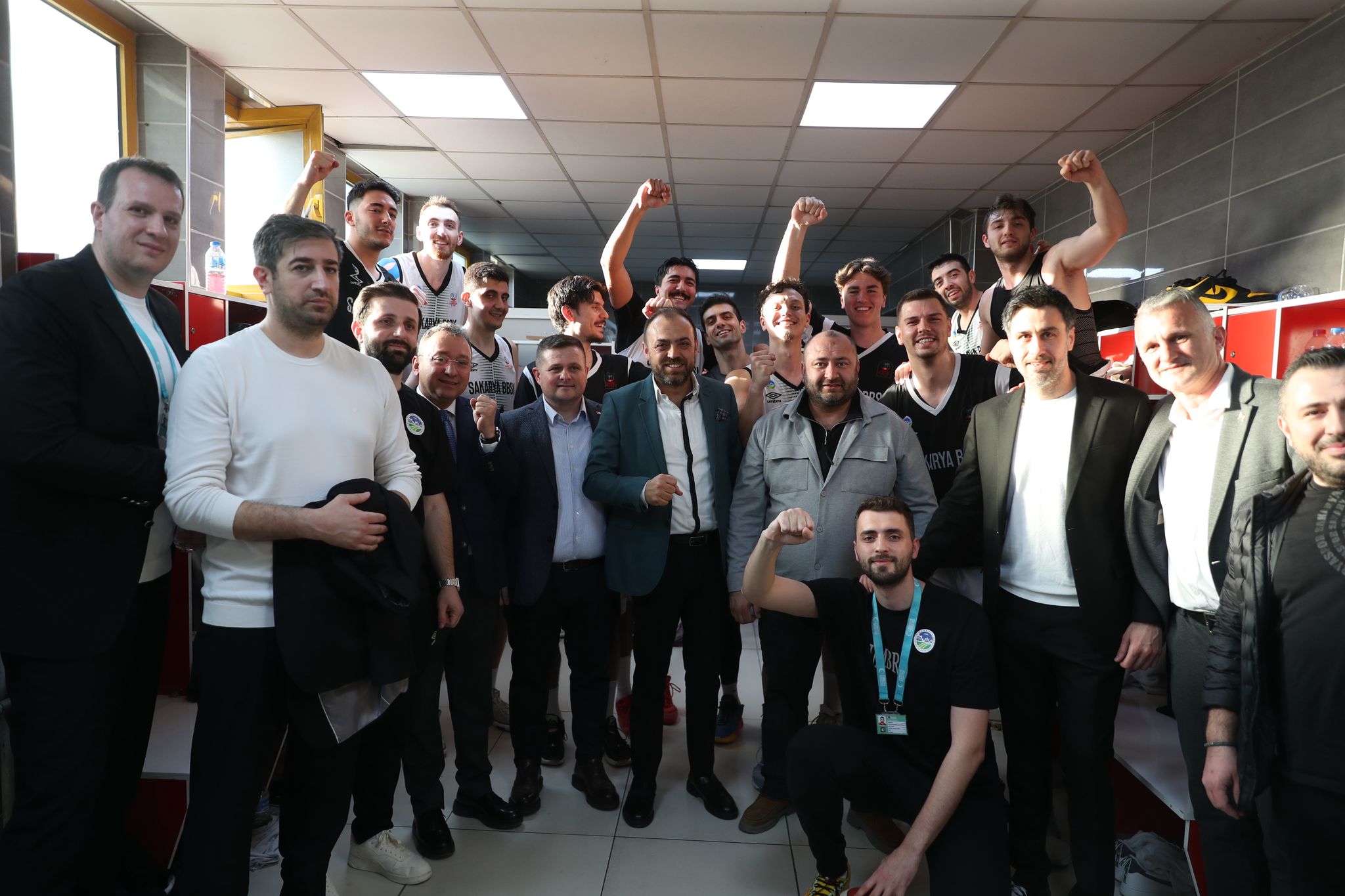 Büyükşehir basketbol taraftarı önünde turu geçti: 81-71