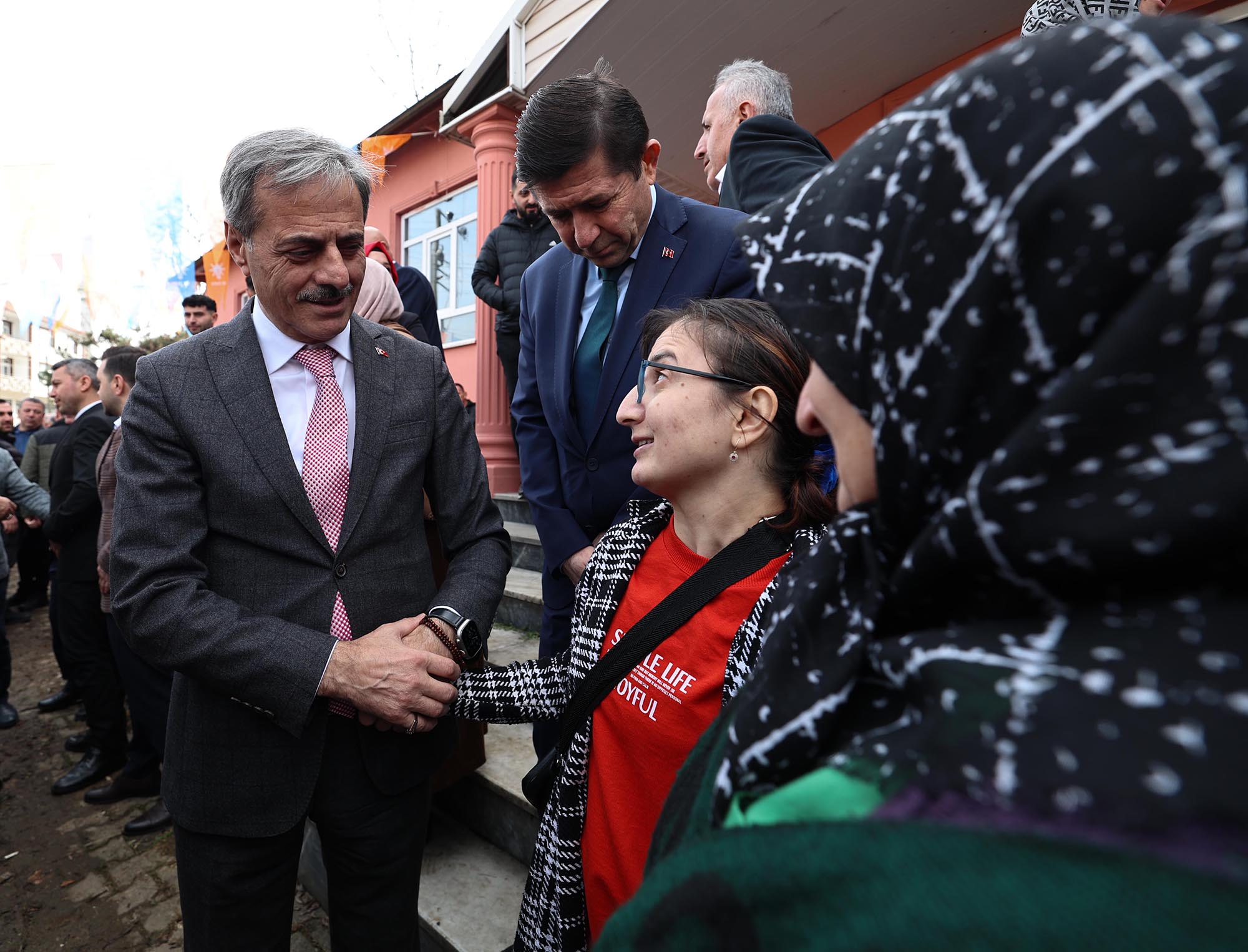 Yusuf Alemdar Karapürçek'te vatandaşla hasret giderdi: “Birlik, beraberlik ve kardeşlikle her mahalleye dokunacağız”