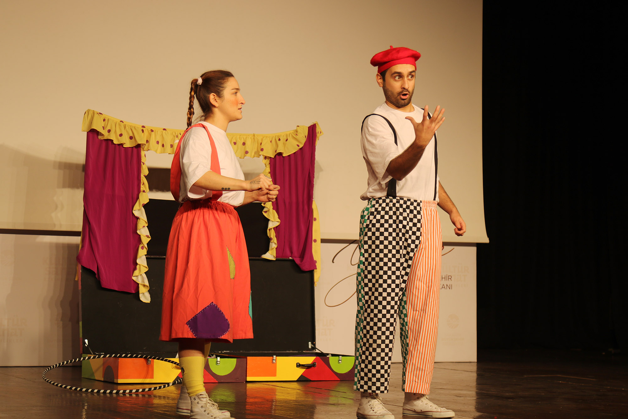 “İki Bavul Dolusu” minikler tarafından ilgiyle izlendi