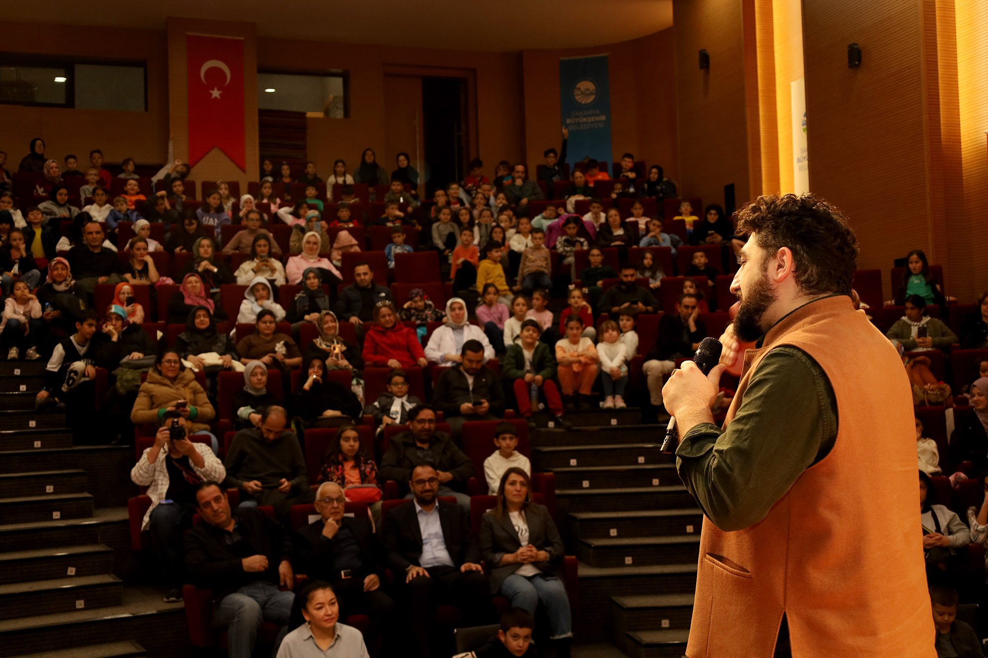 Çocuk kitabı yazarı Melih Tuğtağ öğrencilerle buluştu