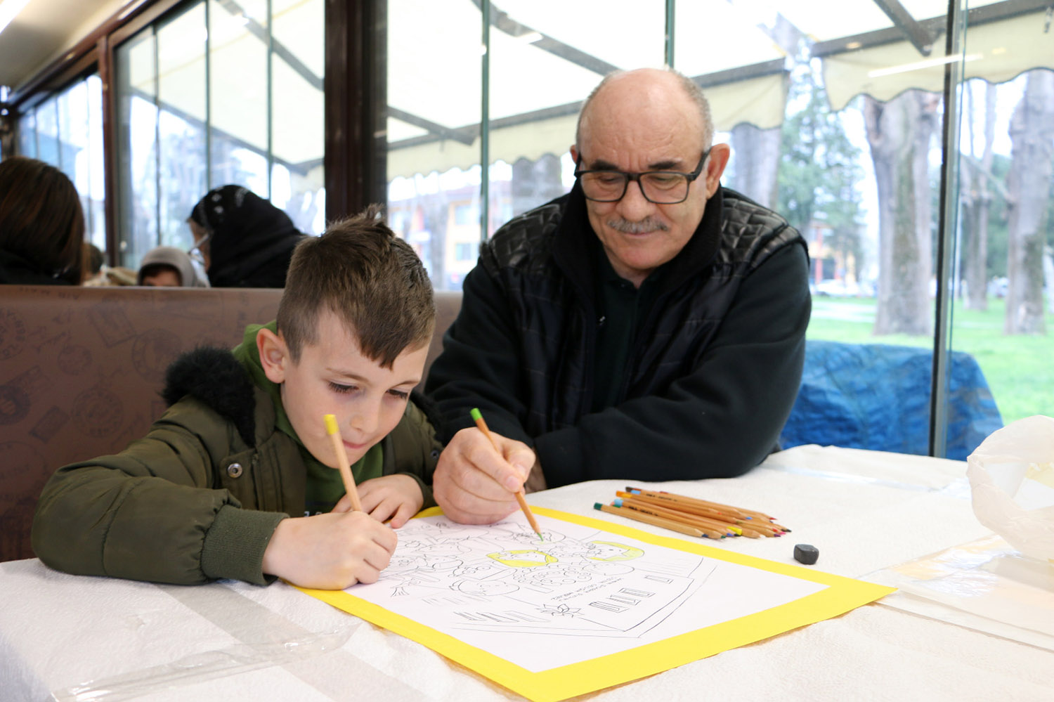 Çocuklar YADEM’de yaşlılarla resim yaptı