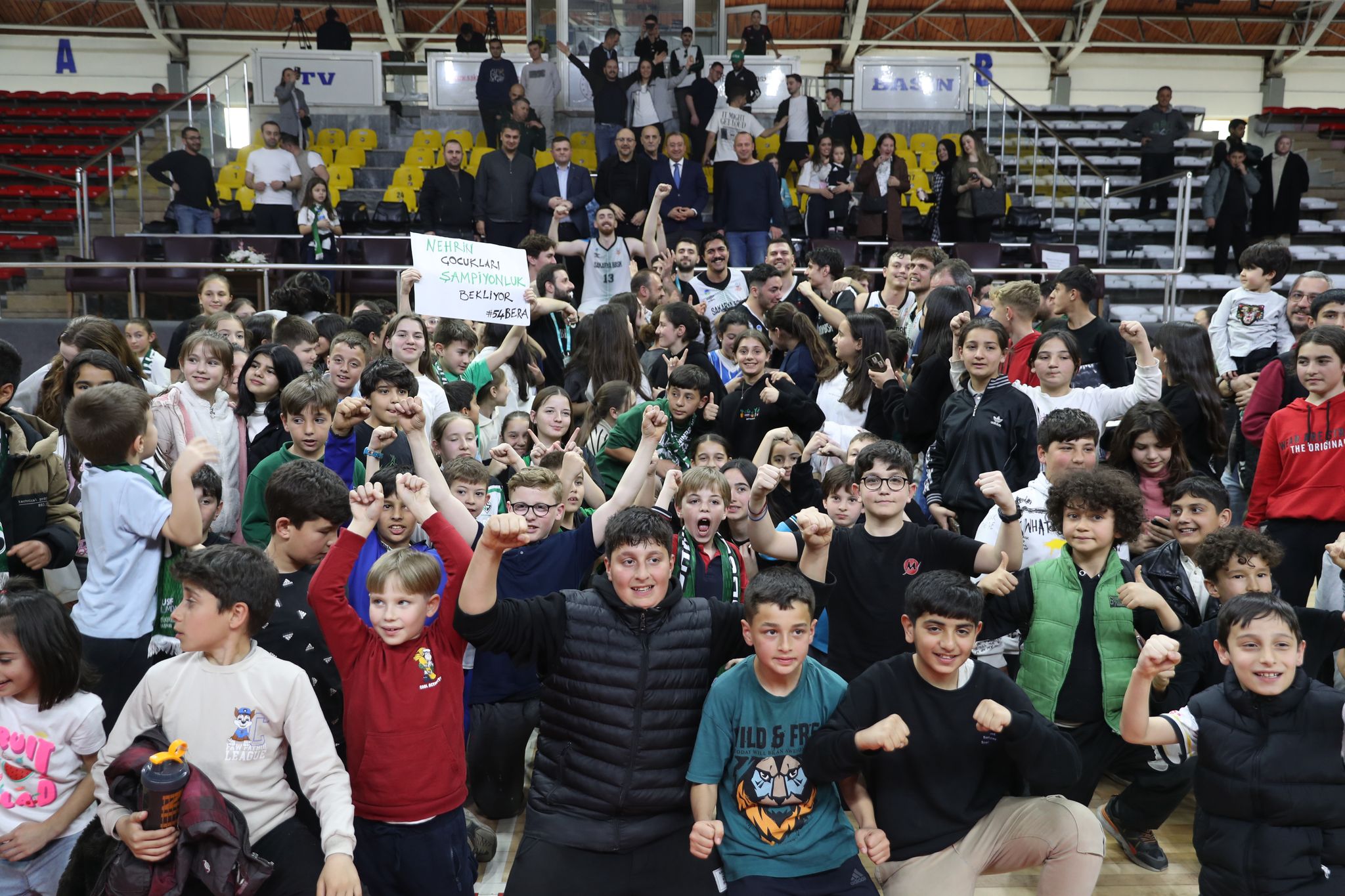 Büyükşehir basketbol taraftarı önünde turu geçti: 81-71