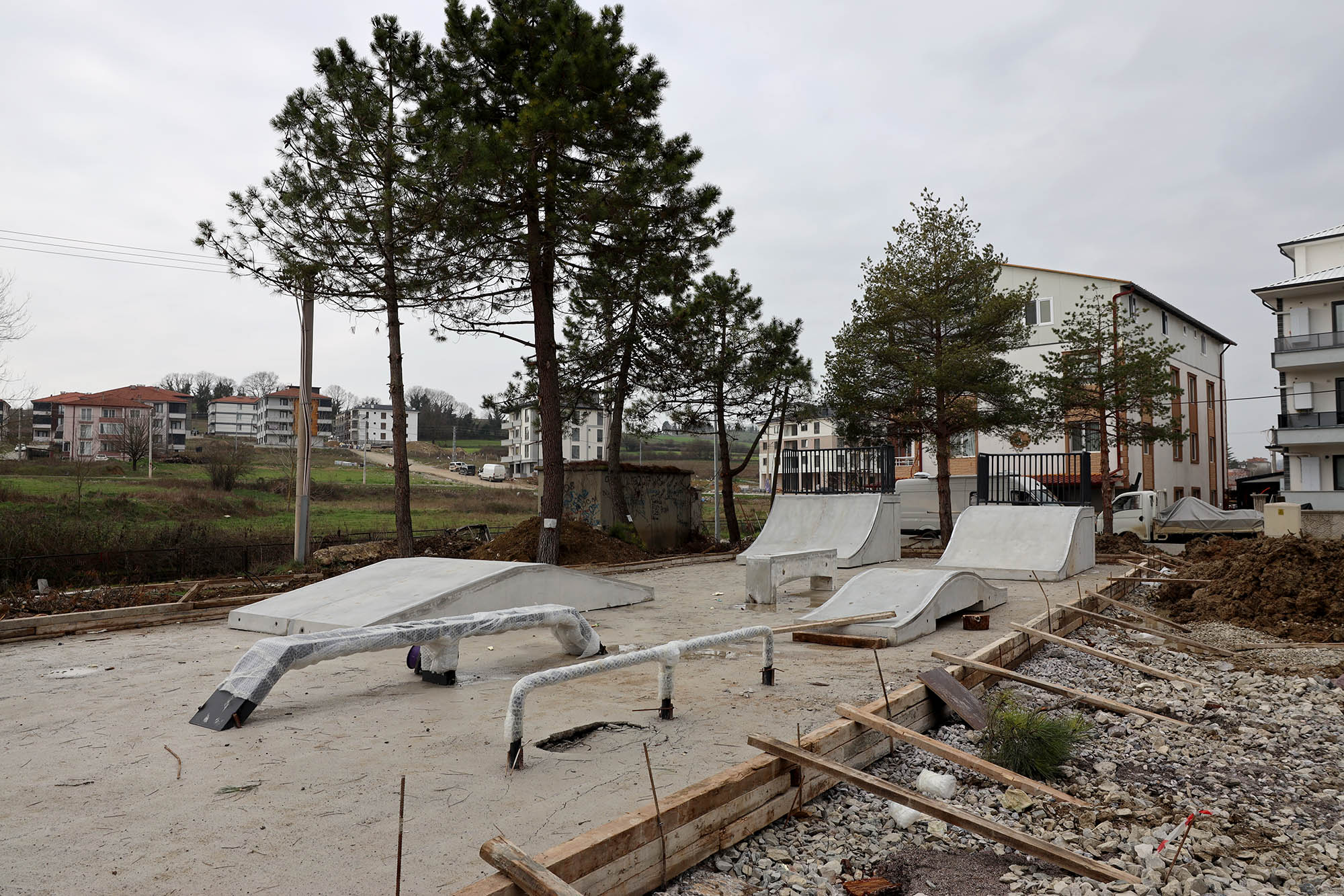 Kaynarca’nın yeni yaşam alanı olacak proje hız kazandı: Trambolinler, 3 pota basket sahası ve kaykay pisti…