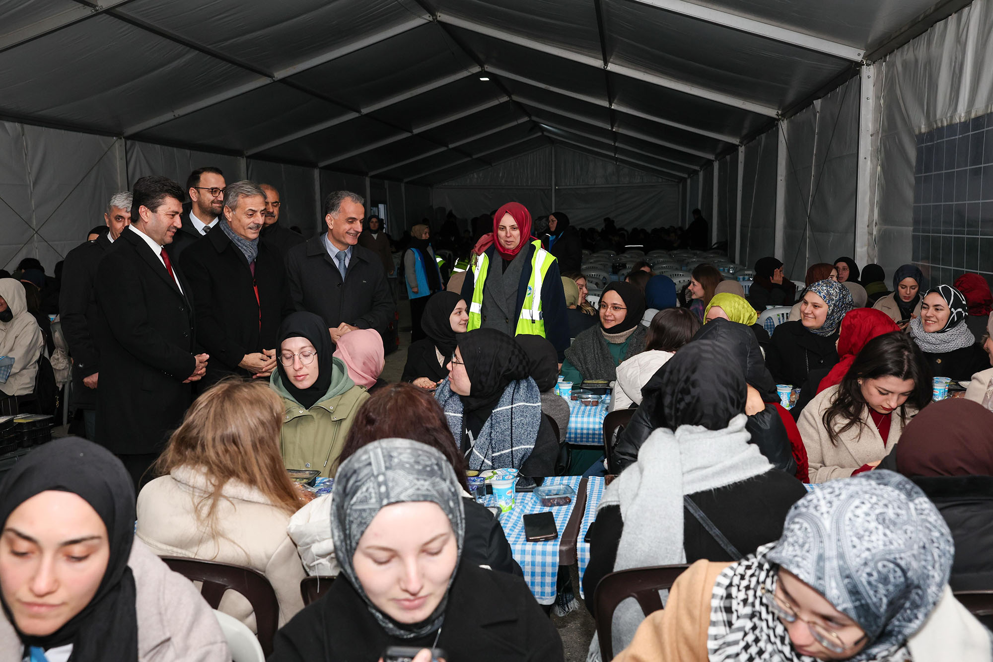 Başkan Yusuf Alemdar, iftarını gençlerle birlikte açtı: “Her zaman yanınızdayız”