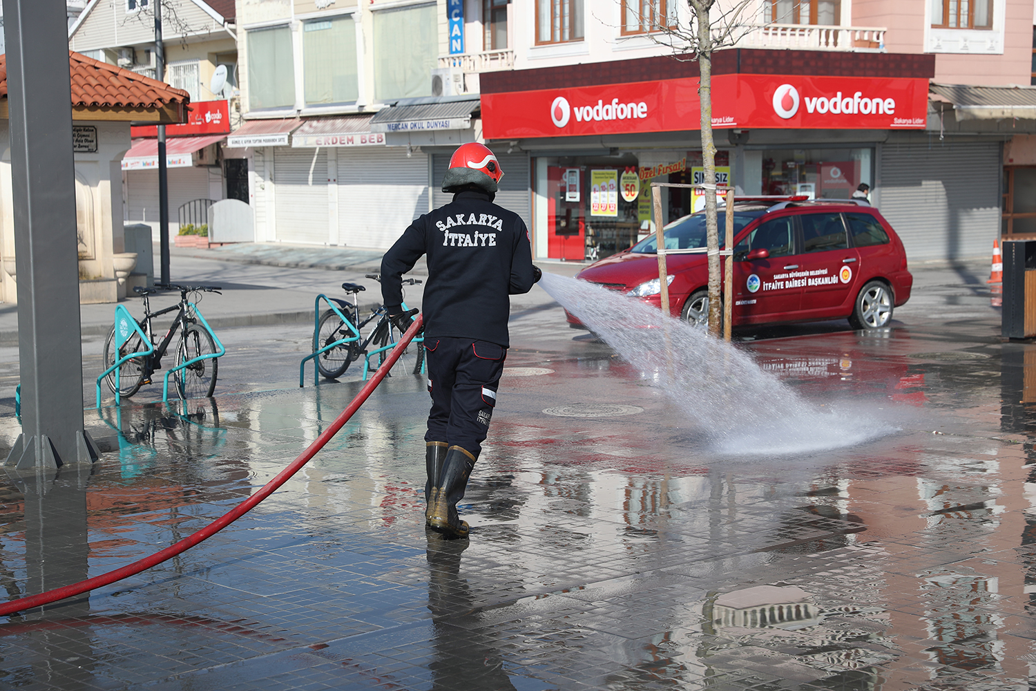 Meydan ve caddeler yıkanıyor