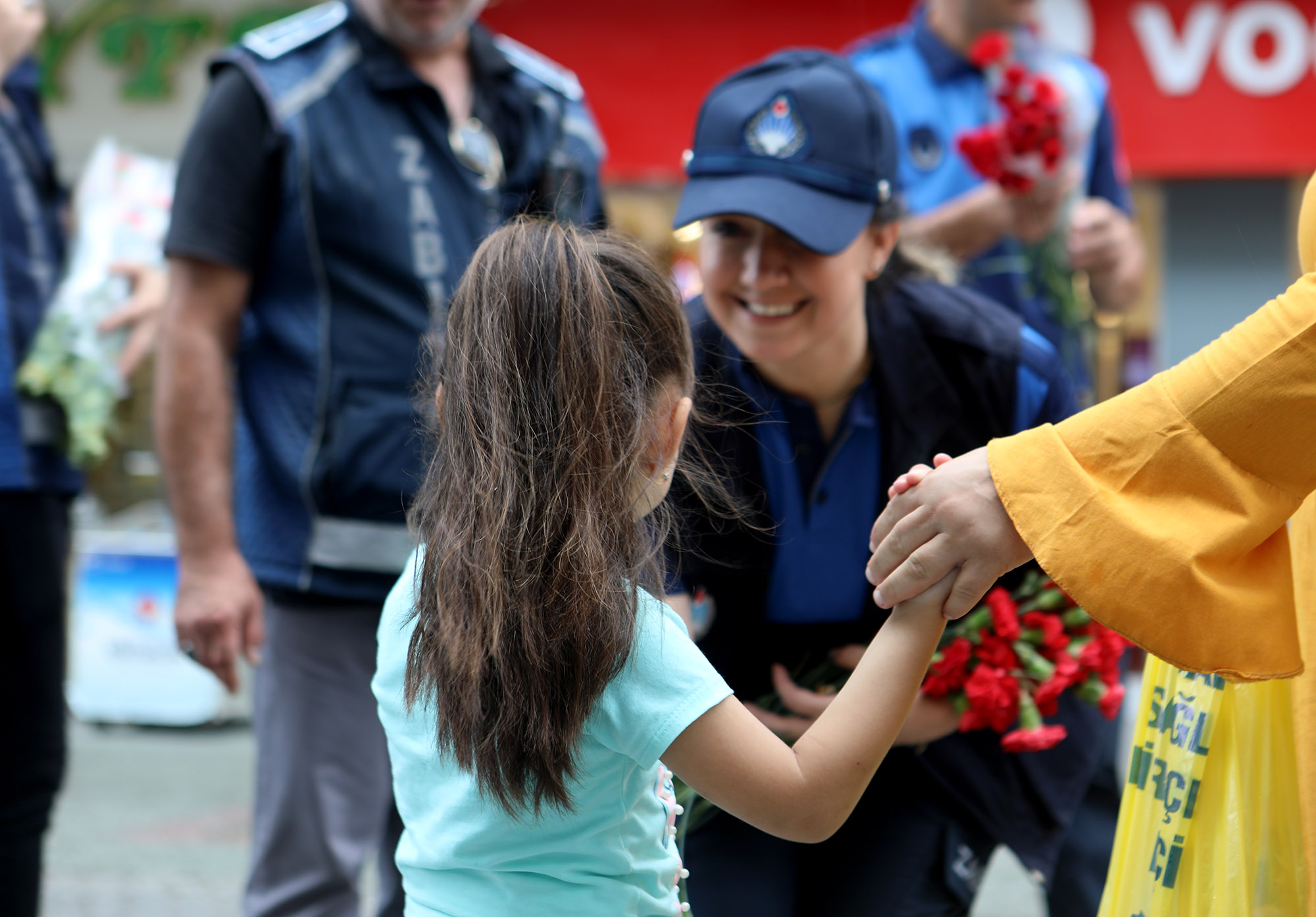 Zabıta Haftası’nda vatandaşa ve esnafa karanfil