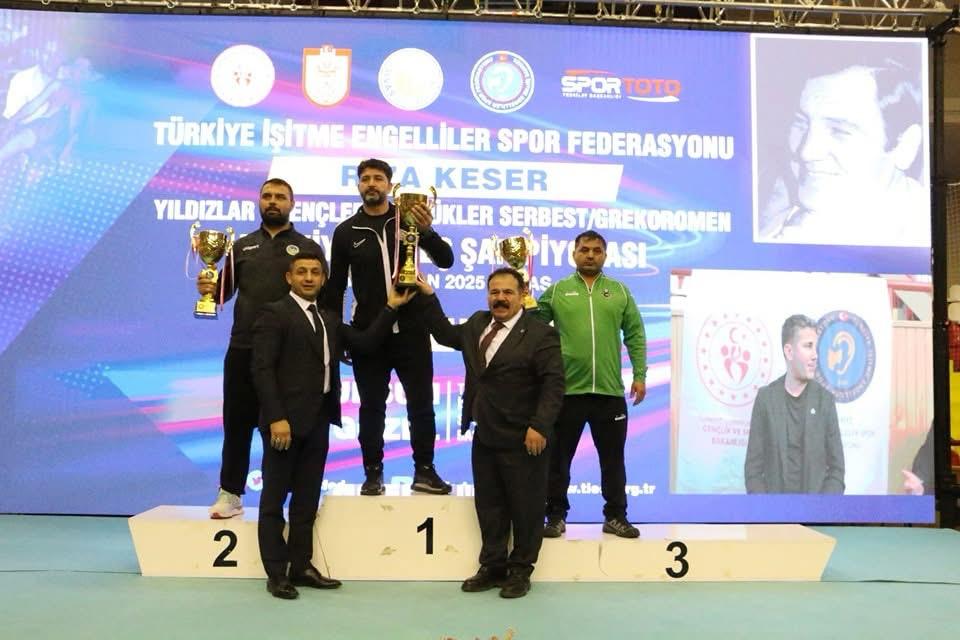 Büyükşehir güreşçileri Sivas’ta şampiyon oldu