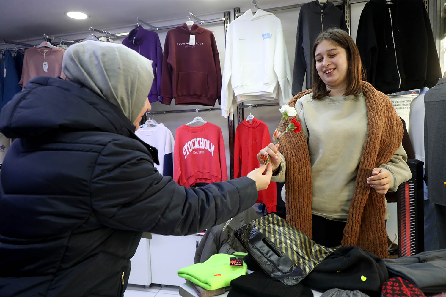 Büyükşehir yine yürekleri ısıttı: Kandilde bir karanfil, bir tebessüm…