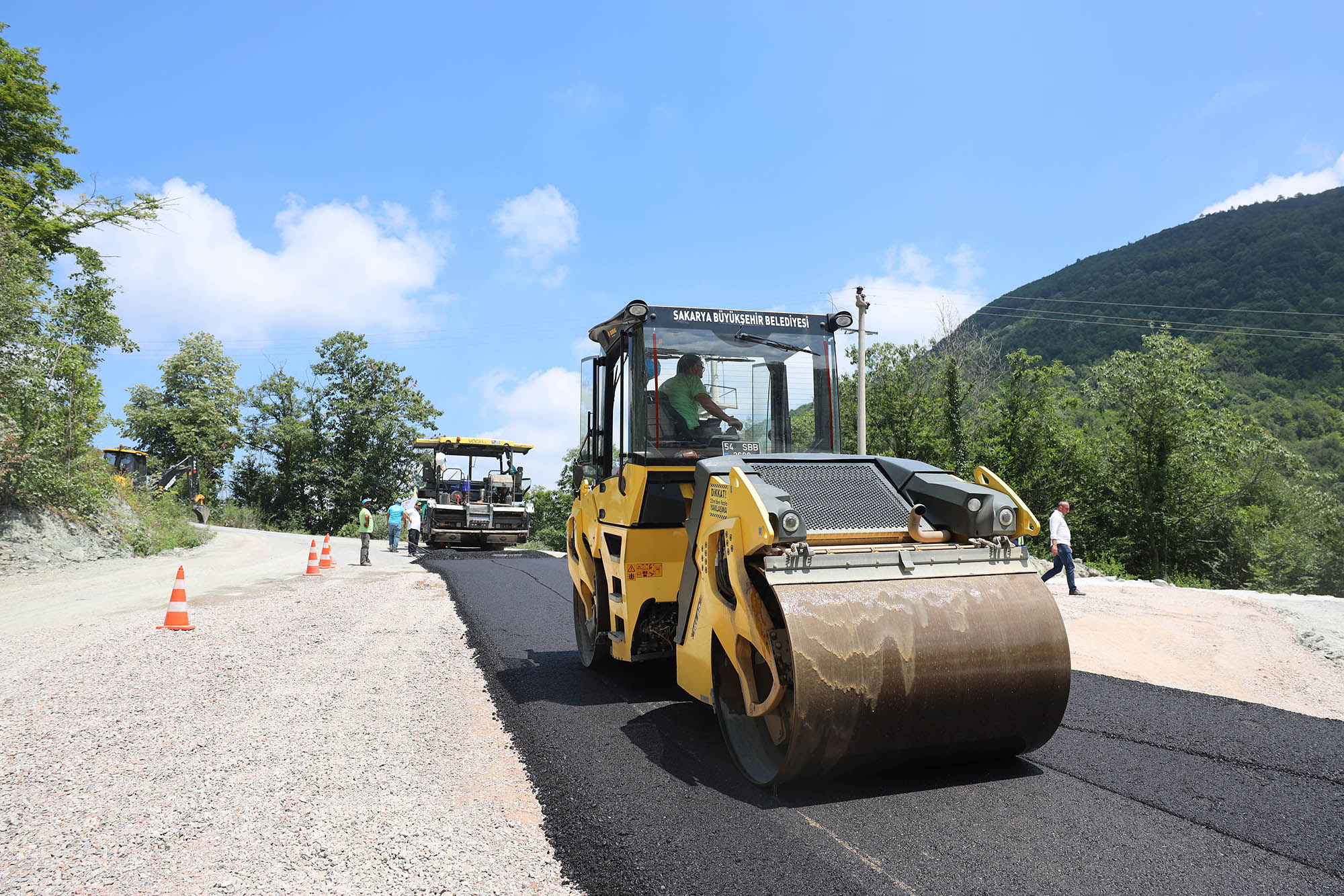 Büyükşehir, Sapanca’da heyelan riskine karşı yolu güçlendirdi, ulaşımı yeniledi