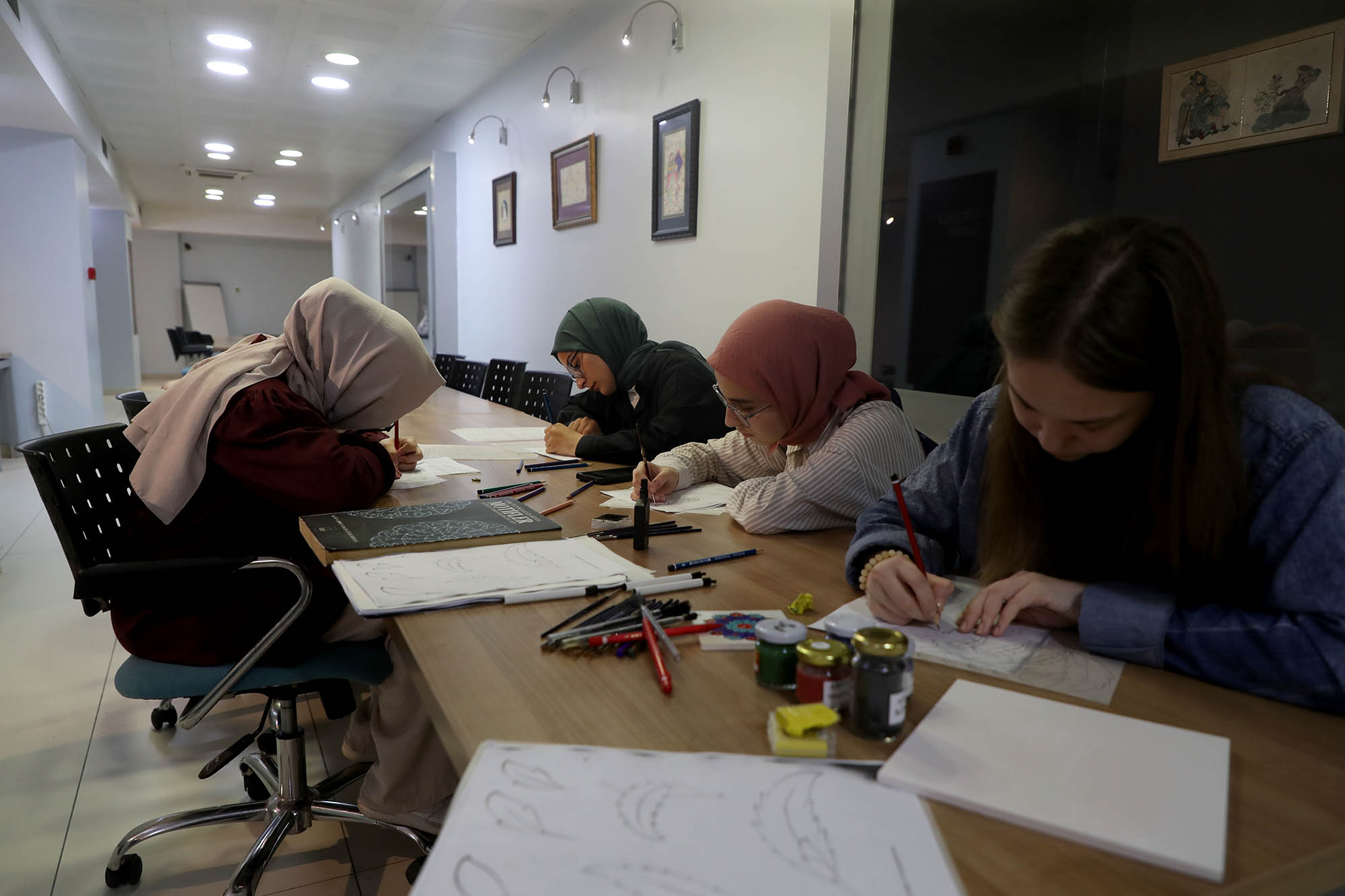 Geleneksel sanatlarda gençler yeteneklerini keşfediyor
