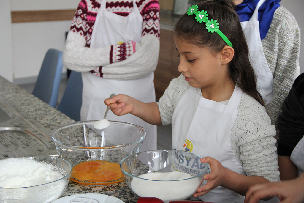 Çocuklar SGM’de ‘Glutensiz Waffle’ yaptılar