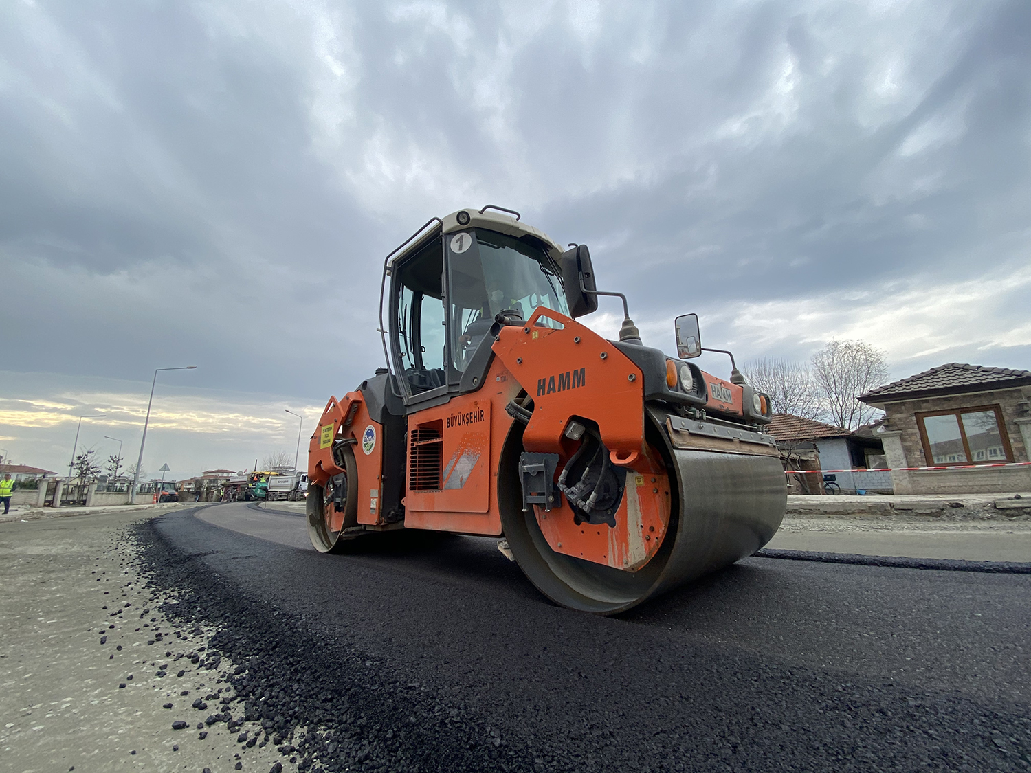 Büyükşehir’den Süleyman Binek Caddesine 2 günde 4 bin ton asfalt